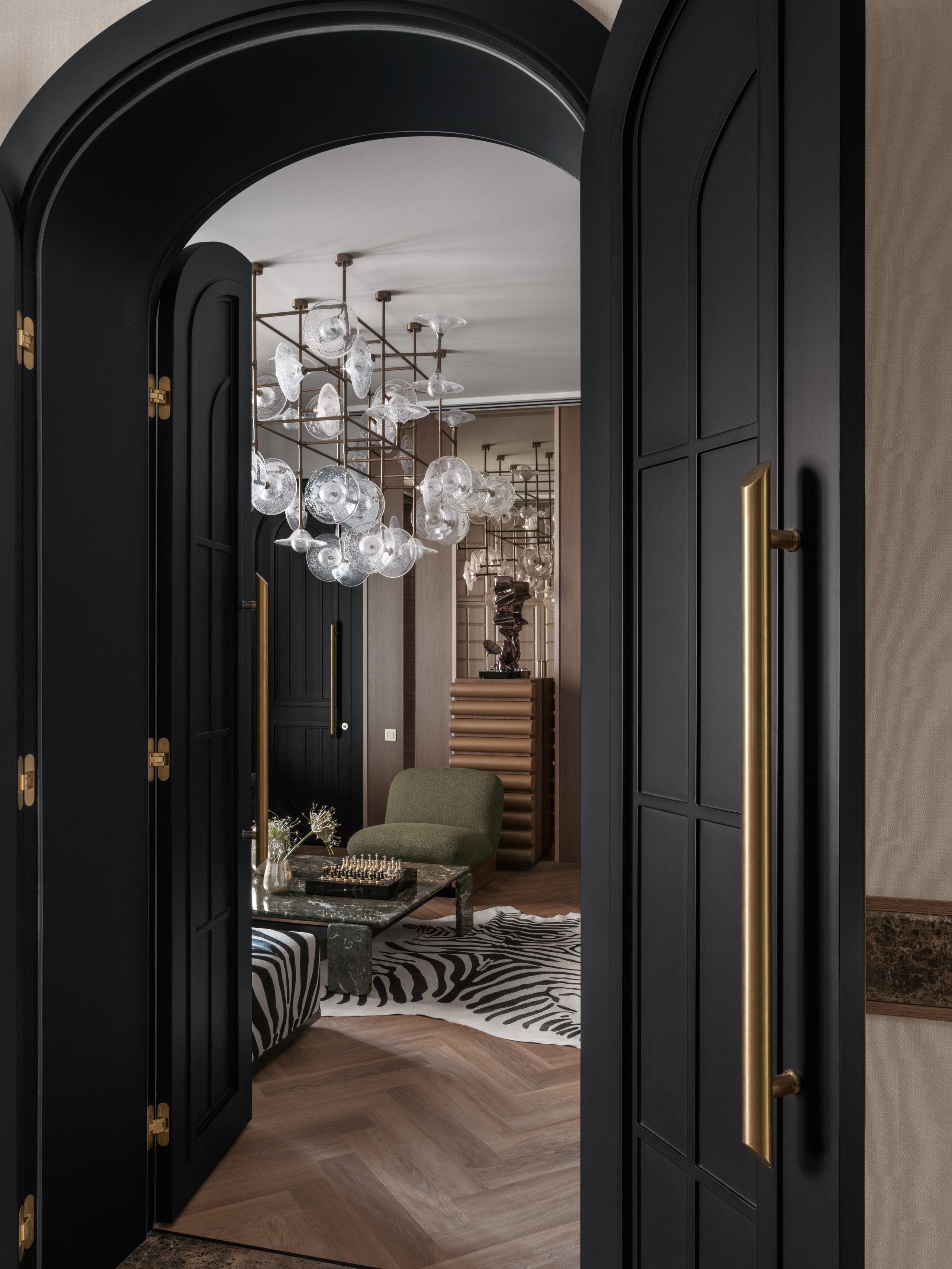 Современная entertainment room в доме Vela Village с авторским светом и премиальными материалами