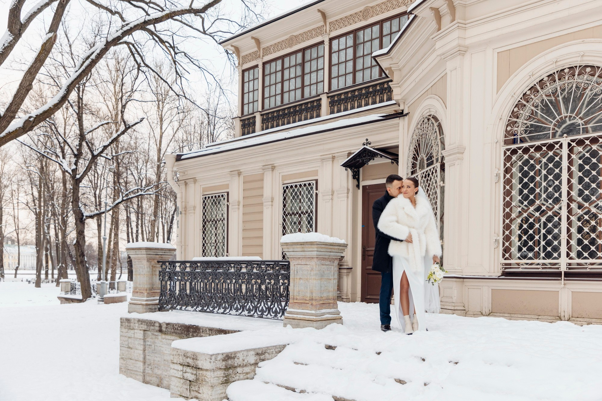 где купить свадебный букет, какой подарок подарить на свадьбу, свадебное платье где купить спб, свадебный салон, актуальные свадебные платья 2025, костюм для жениха, какой ресторан выбрать спб, отель для свадьбы