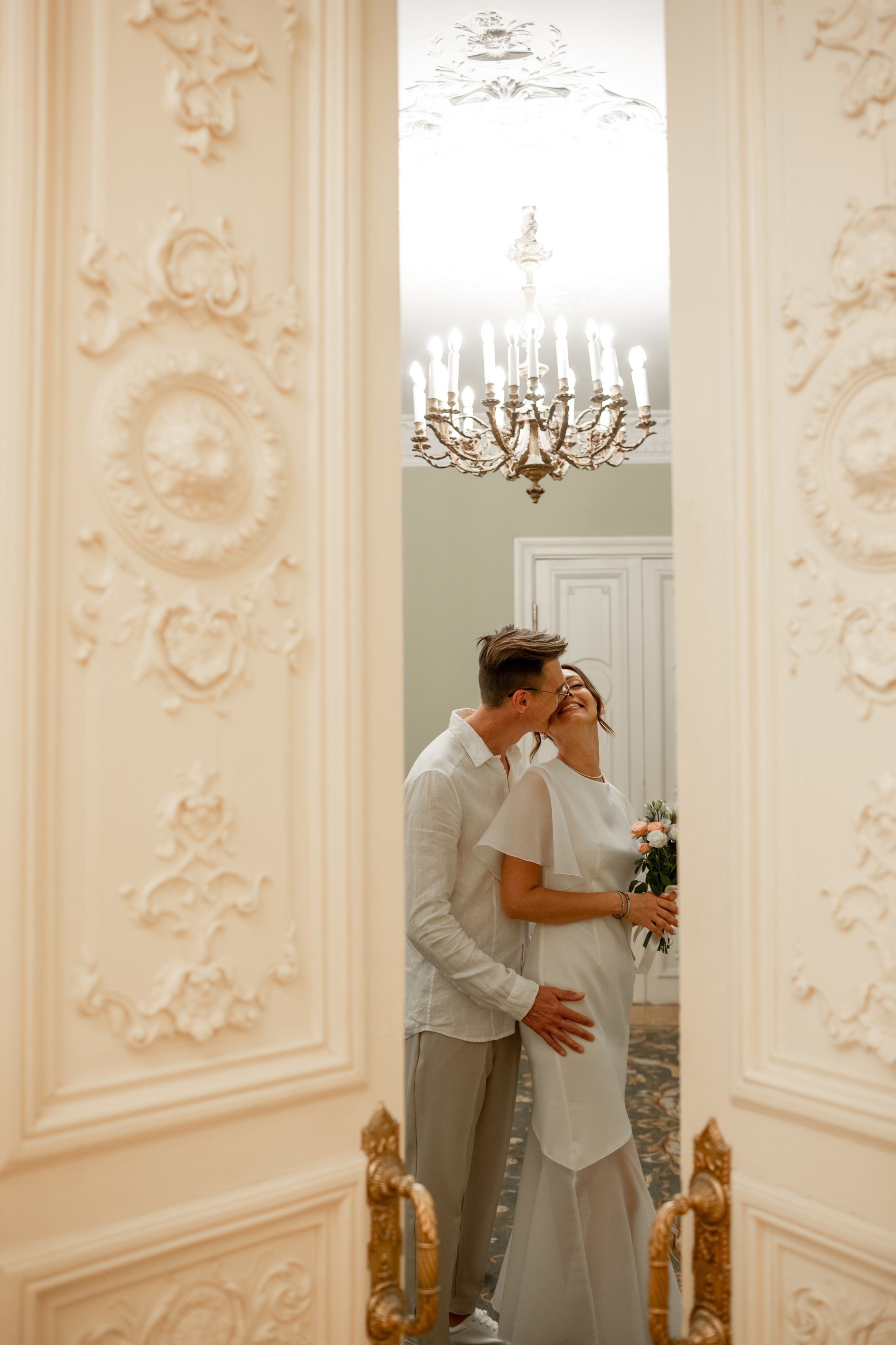 Свадебная фотопрогулка в Петербурге летом. Свадебный фотограф Кирилл Белый