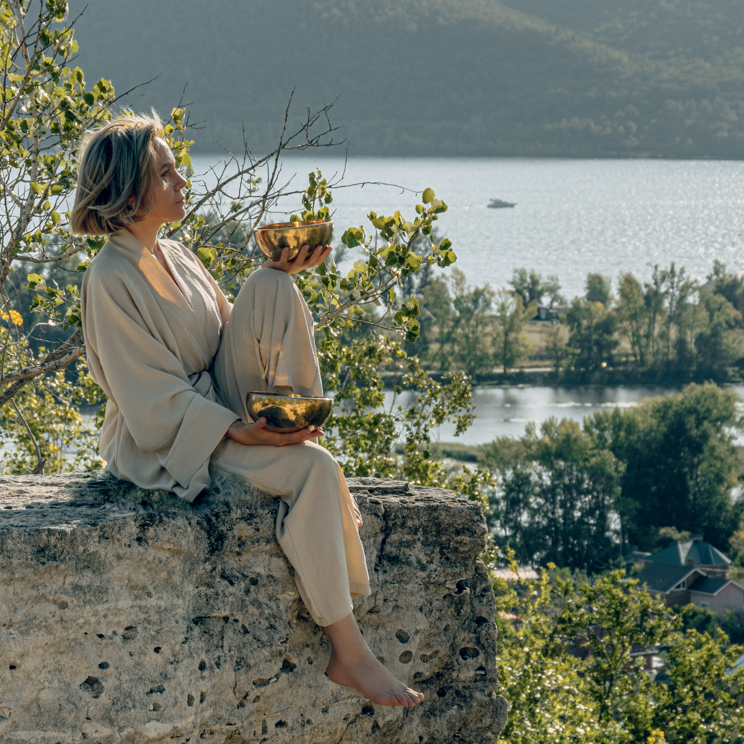 Женский портрет с чашей на фоне гор и воды в Самарской области
