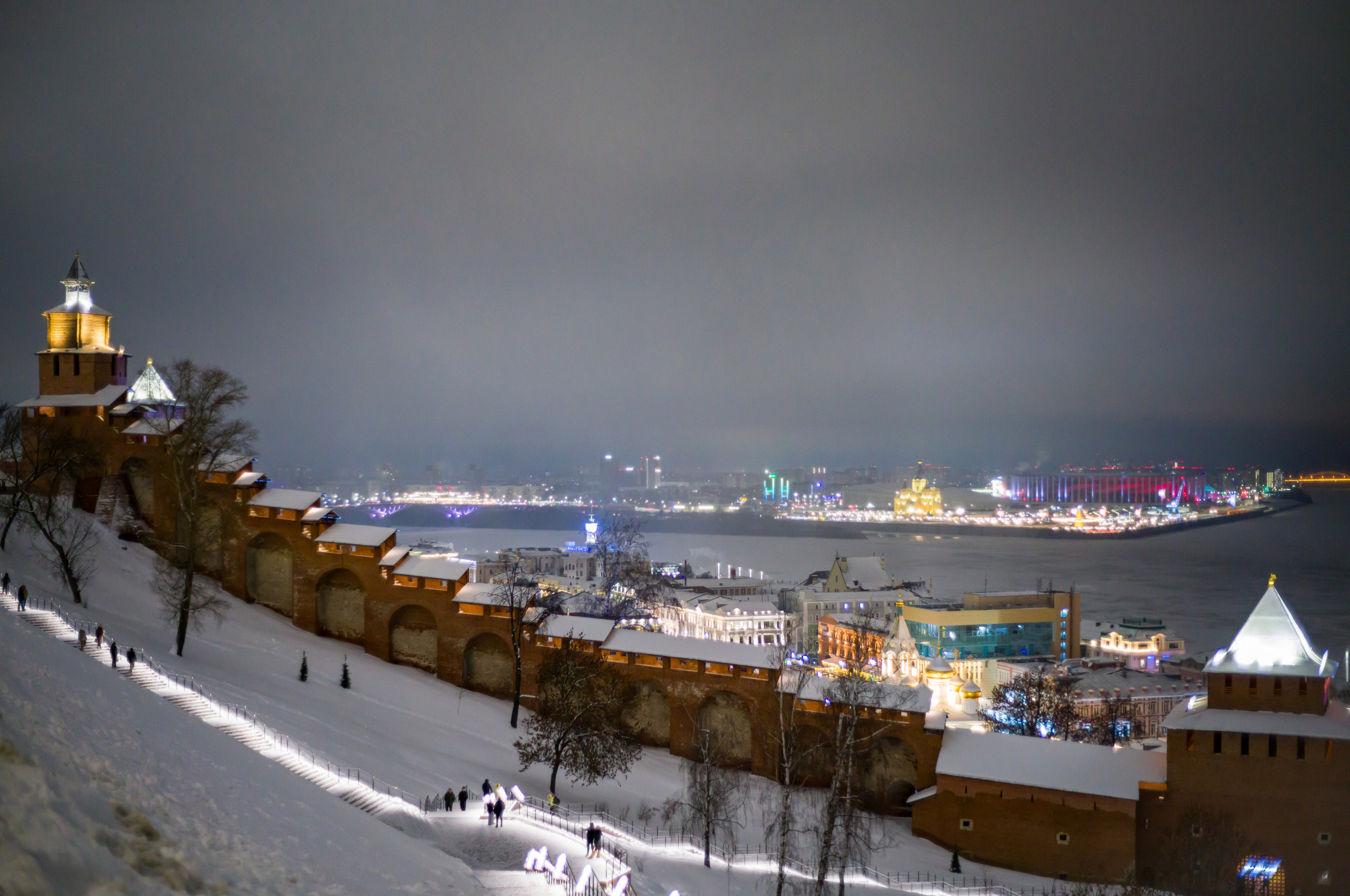 Вид на зимний ночной Нижний Новгород