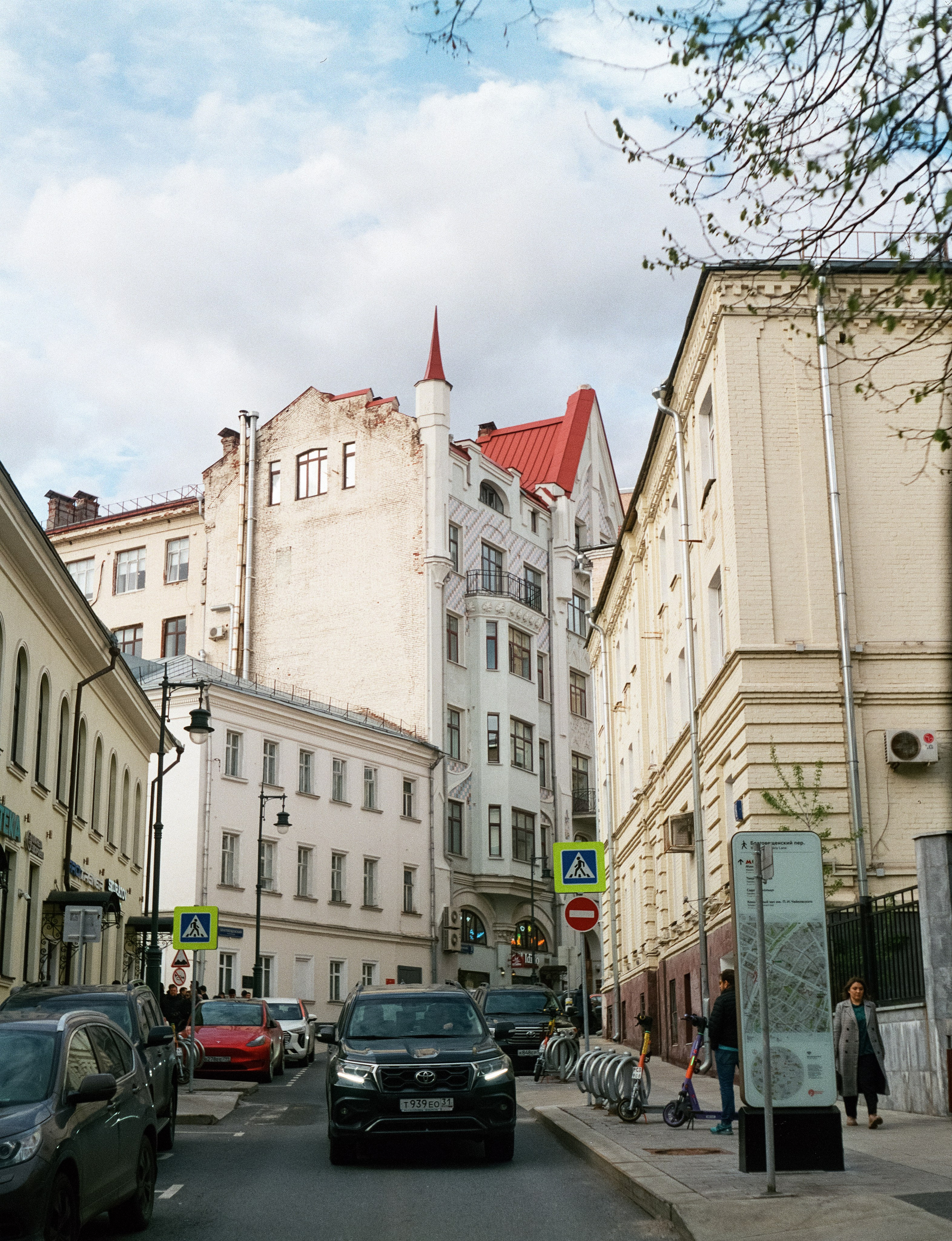 Благовещенский переулок, апрель 2024 года / Konica Pearl II