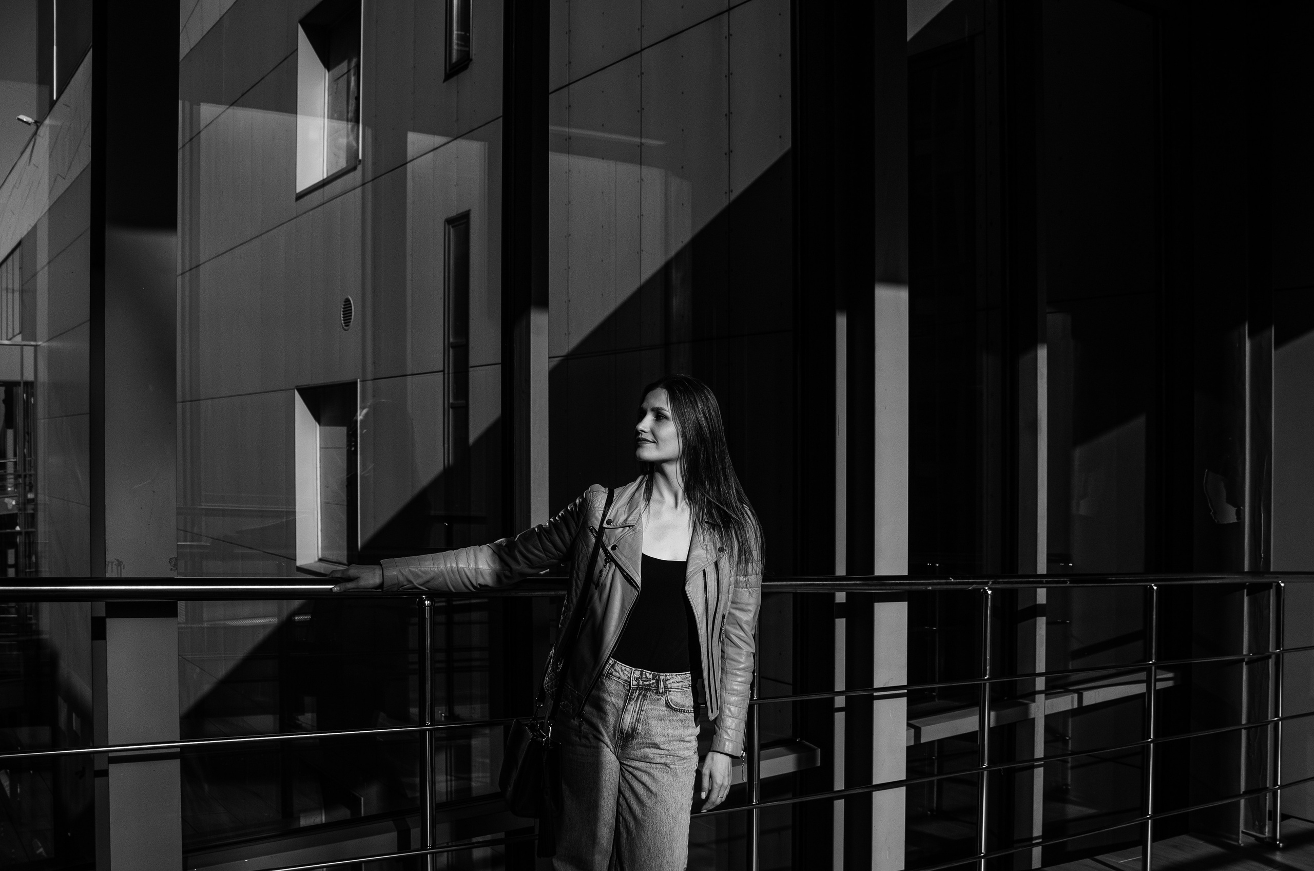 Мини-фотосерия в стеклянном переходе. Портретный и репортажный фотограф в Санкт-Петербурге Варвара Жукова