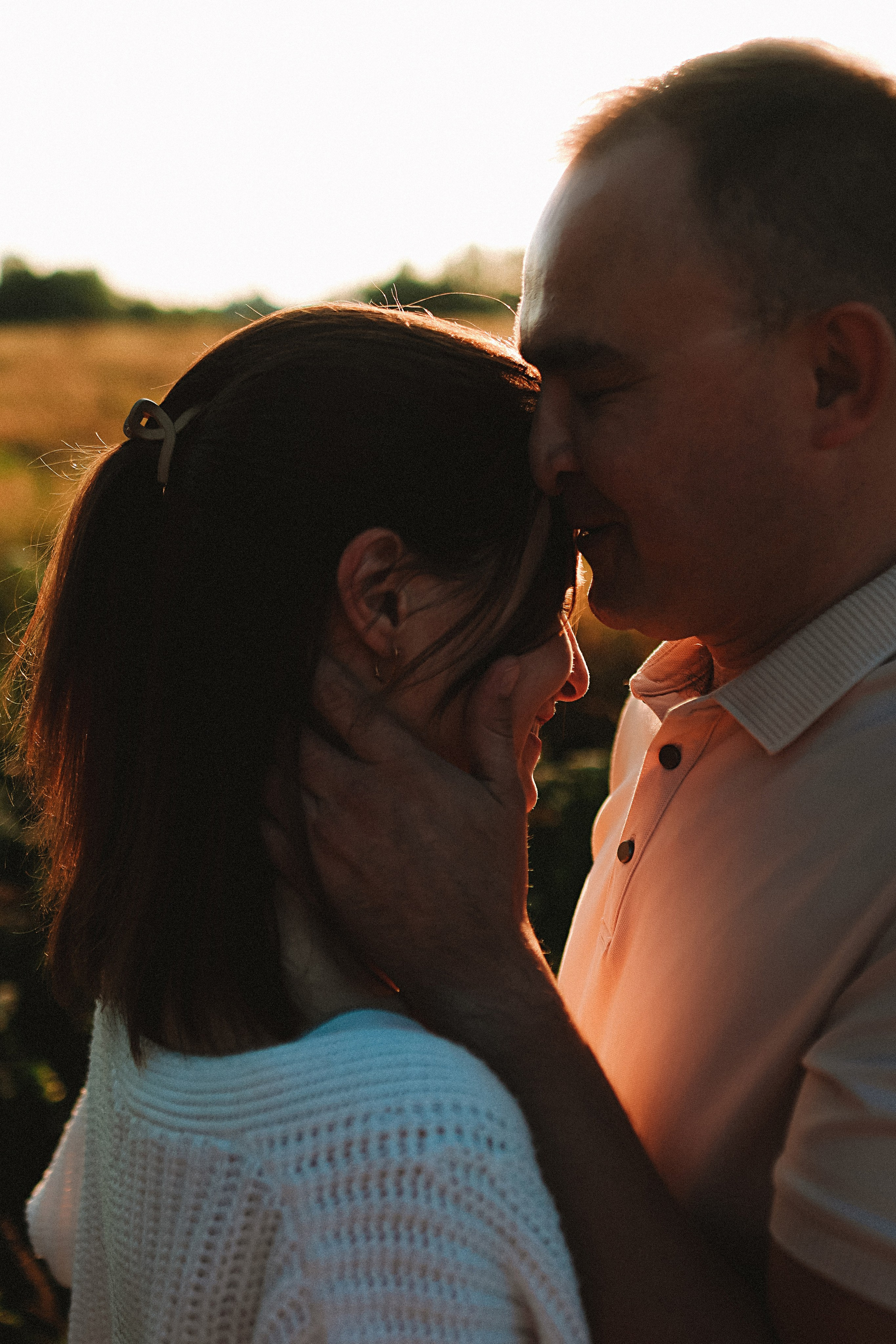 Поле love story на закате. Семейный фотограф Тюмень, фотограф на роды Салмина Мария
