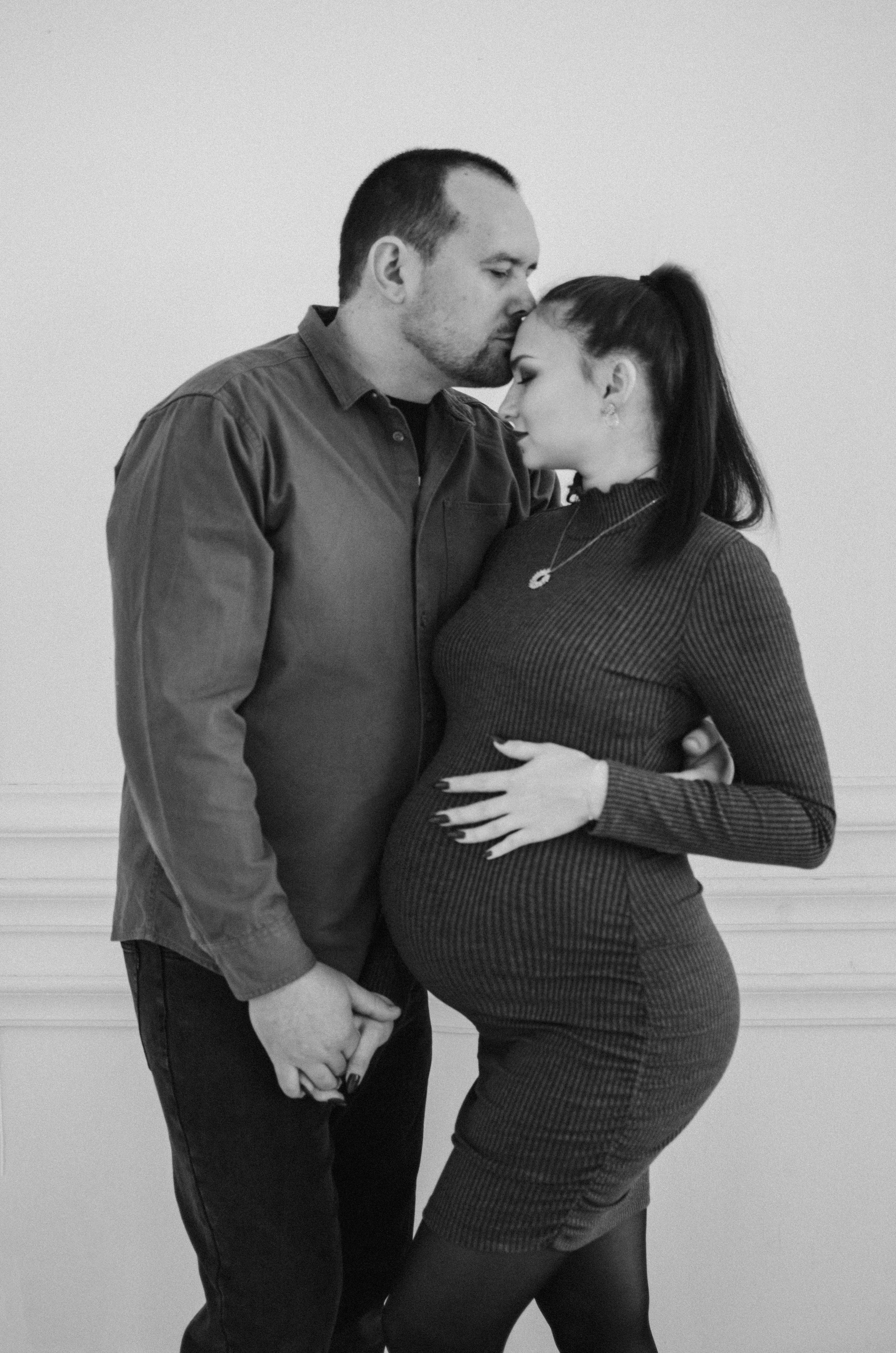 Муж и жена в ожидание беременности 