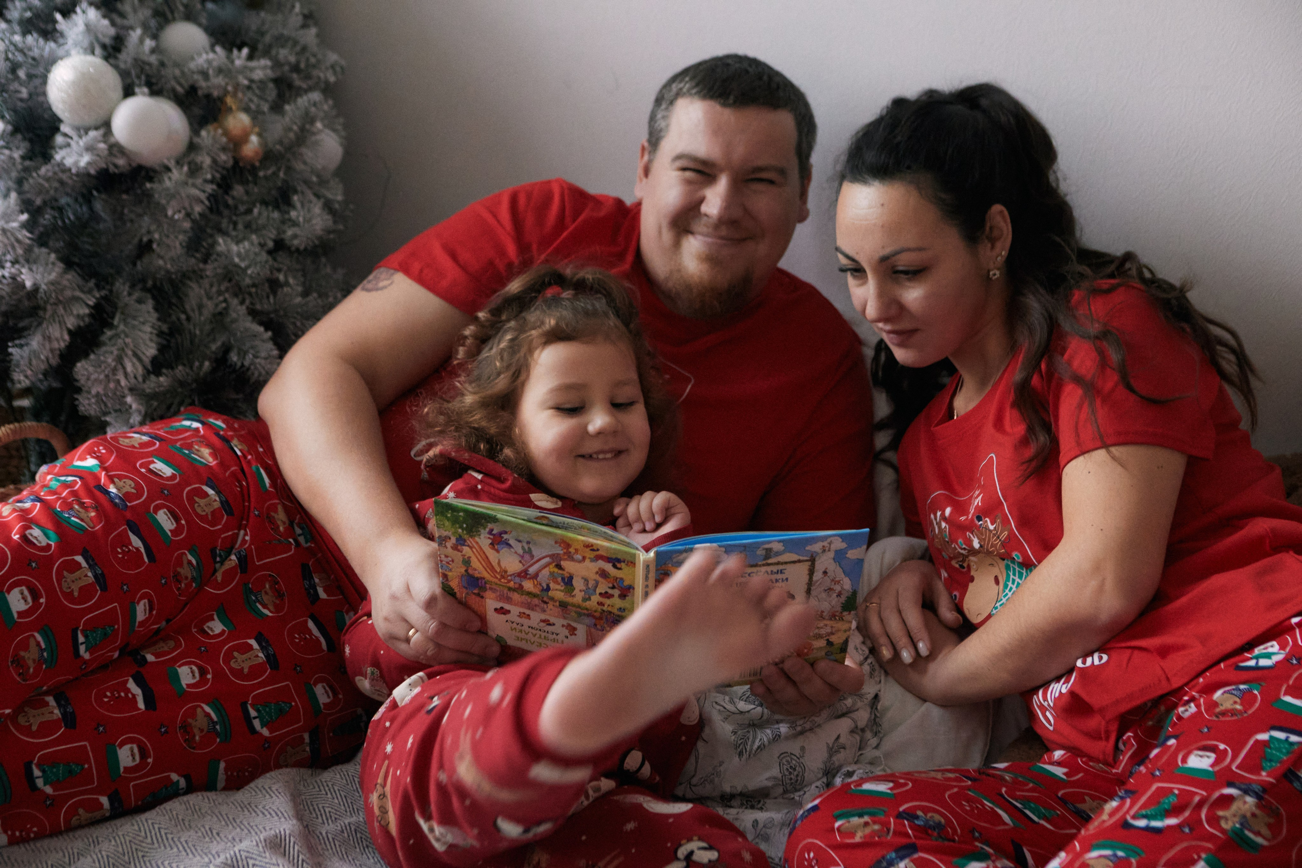 семейная фотосессия, фотограф Москва, фотограф в Москве, фотосессия с детьми, новогодняя фотосессия, фотосессия с дочкой, семейная фотосессия в студии, фотосессия на день рожденья, семейный фотограф, фотосессия в подарок, часовая фотосессия, идеи для семейной фотосессии, позы для семейной фотосессии, фотосессия для папы и дочки, образ для семейной фотосессии, стилизация семейной фотосессии, семейная фотосессия в студии, фотосессия в студии с детьми