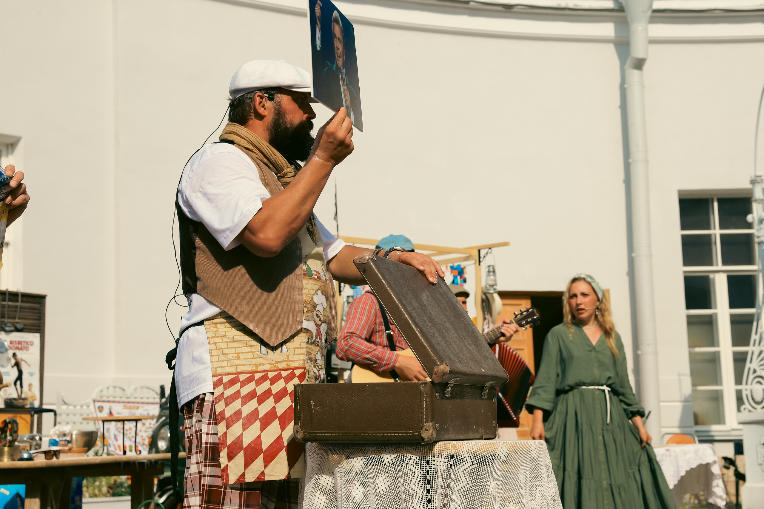 Театр Вкуса, Приключения итальянцев в России