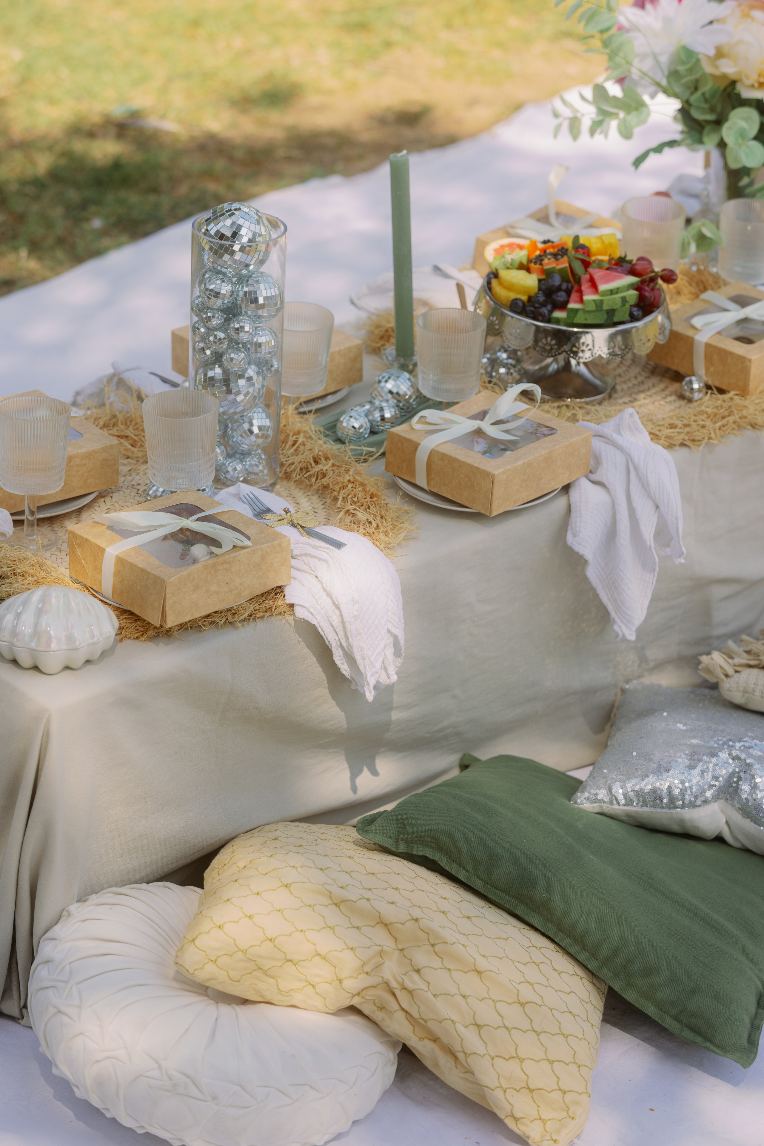 Bachelorette picnic in Barcelona. Europe Wedding Photo  — destination wedding photography across Europe and the Middle East