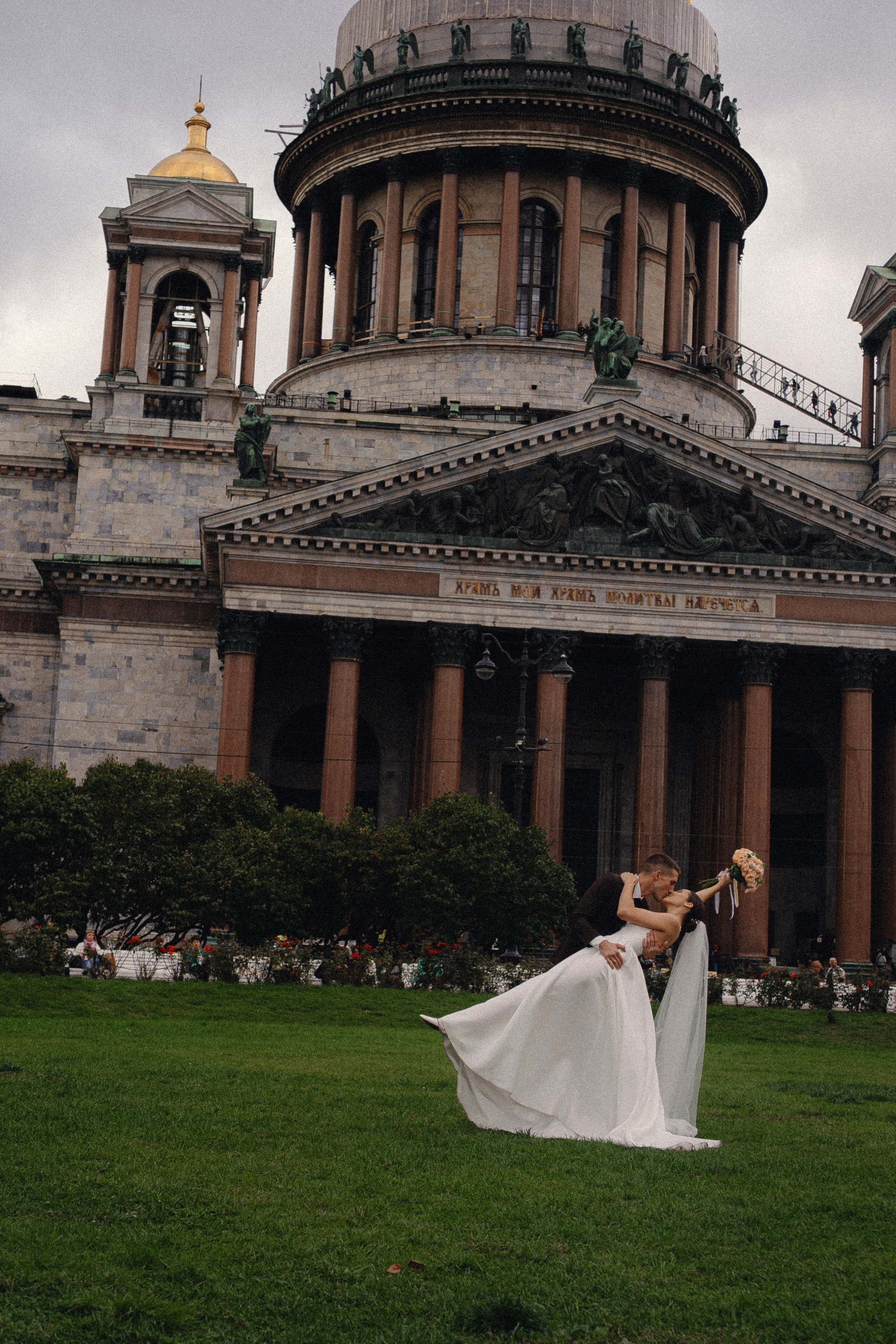 СВАДЕБНАЯ ПРОГУЛКА В САНТК-ПЕТЕРБУРГЕ (ИСАКИЕВСКИЙ СОБОР, ЗИМНЯЯ КАНАВКА, ЭРМИТАЖ И БОЛЬШАЯ МОРСКАЯ УЛИЦА). Профессиональный фотограф, Санкт-Петербург — Виктория Богомолова
