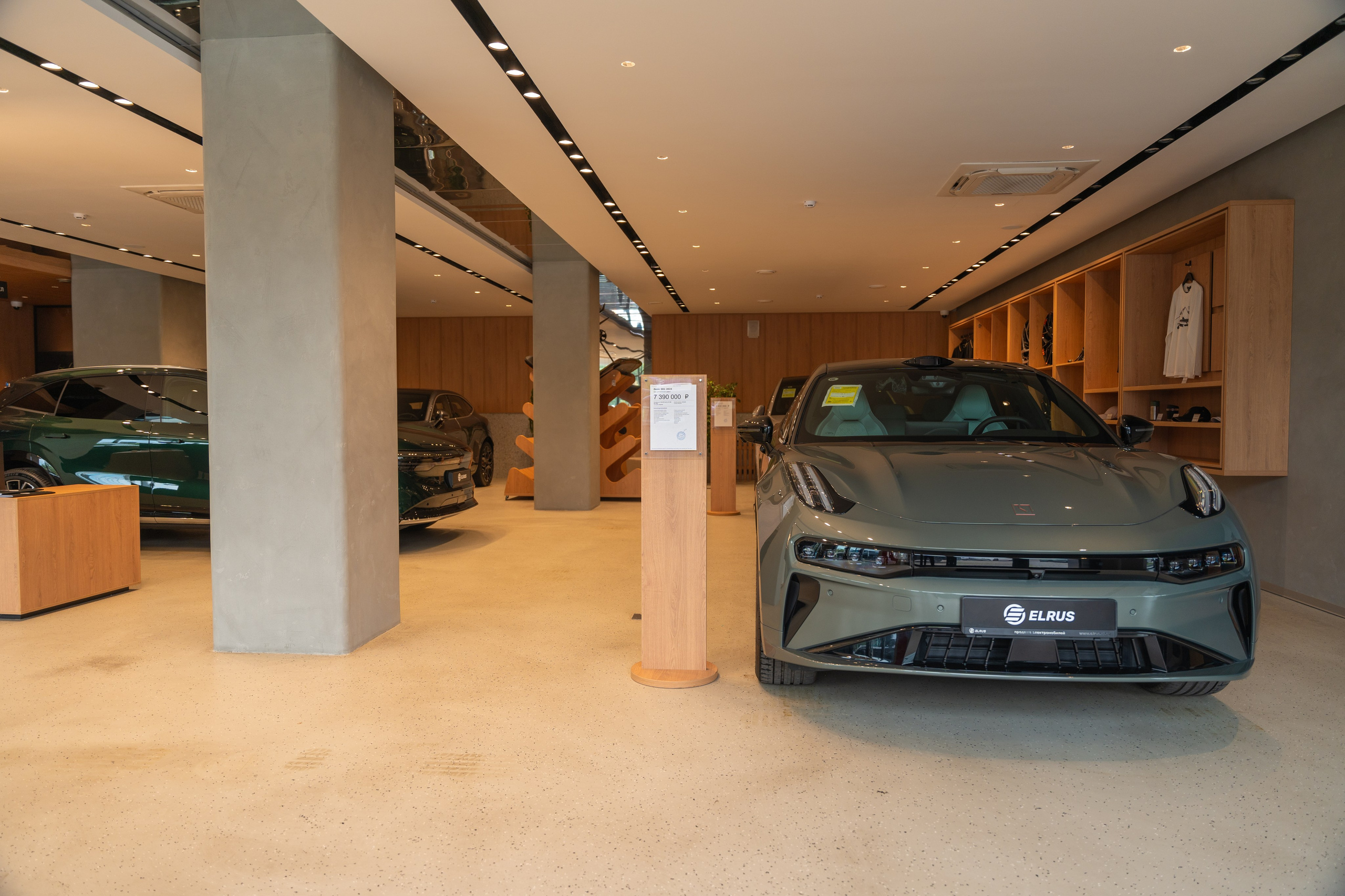 Интерьерная фотосъемка автосалона Elrus в Краснодаре. Zeekr, LiXiang Профессиональная фотосъемка интерьера премиум-автосалона в Краснодаре. Шедевры для Вас! Фотограф и Видеограф в Краснодаре Пахиев Руслан