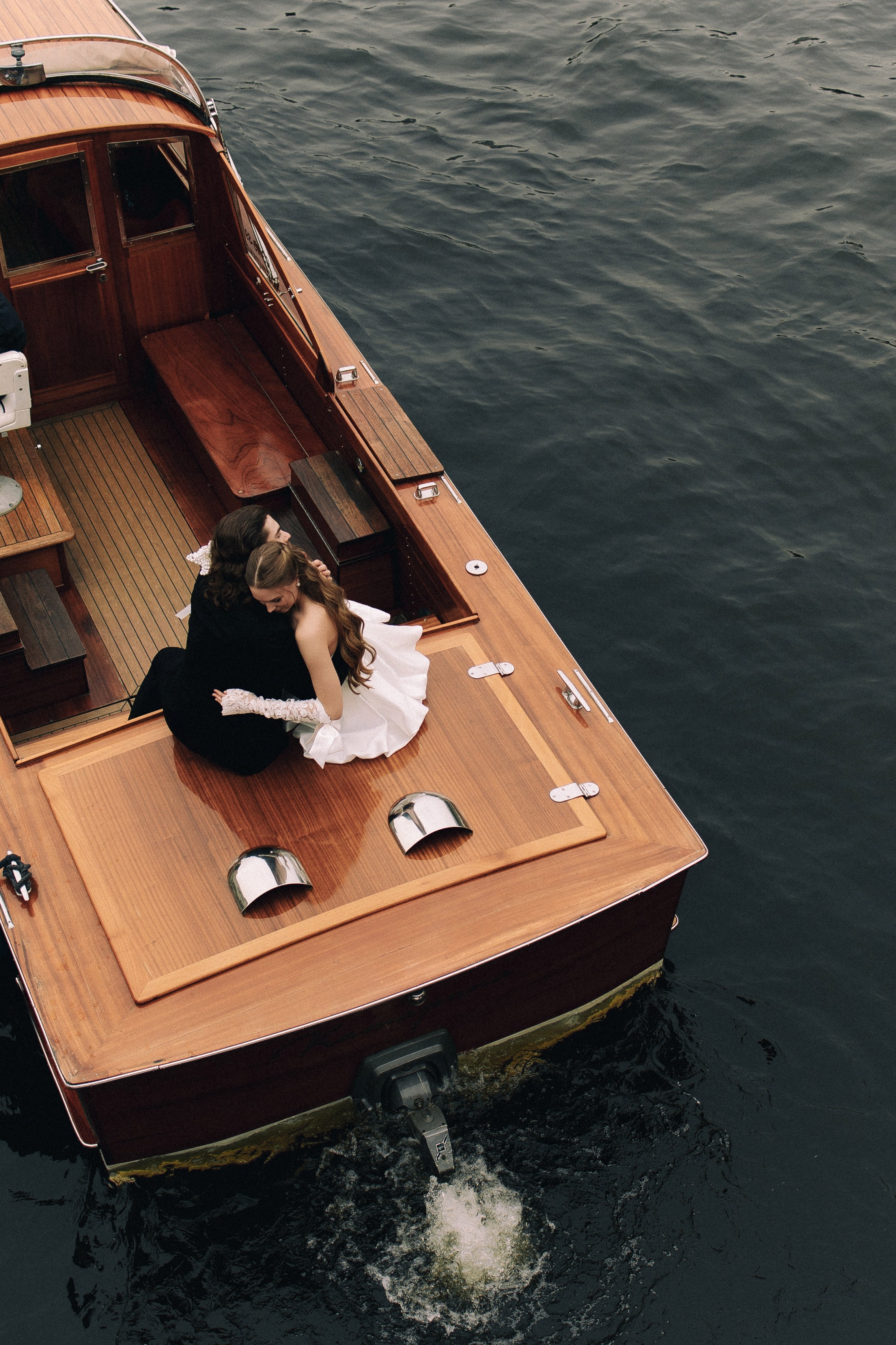 На катере. ФОТОГРАФ РОЗА ФИЛИНА СПб I МОСКВА