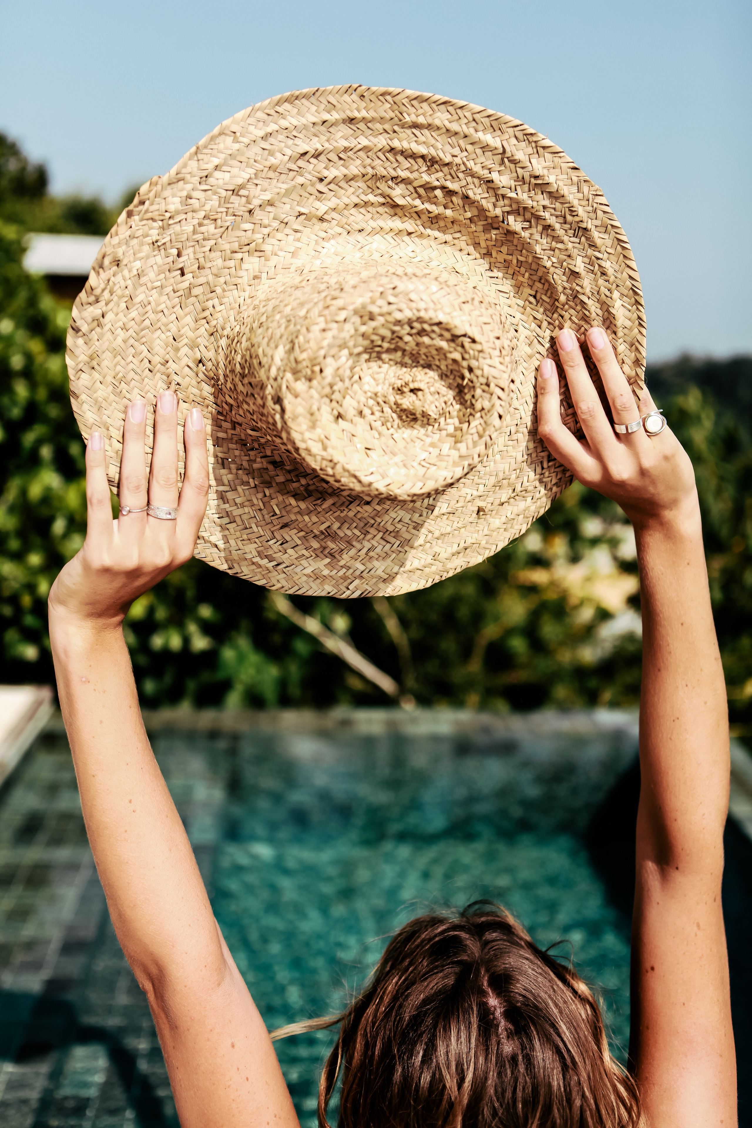 Девушка в красном платье в отеле Malabar Hill — Роскошная портретная съемка | Шри-Ланка. Фотограф на Шри-Ланке