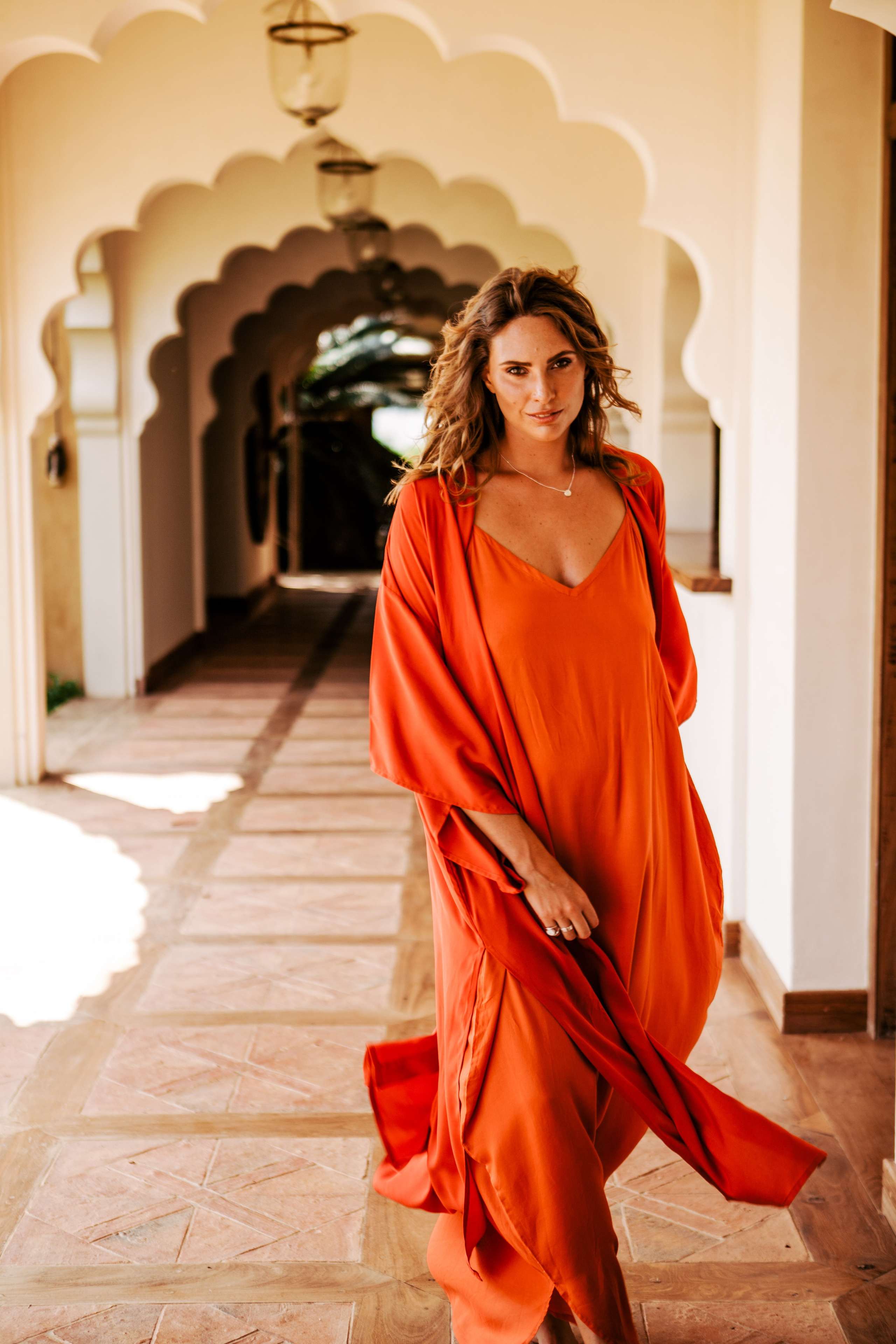 Девушка в красном платье в отеле Malabar Hill — Роскошная портретная съемка | Шри-Ланка. Фотограф на Шри-Ланке