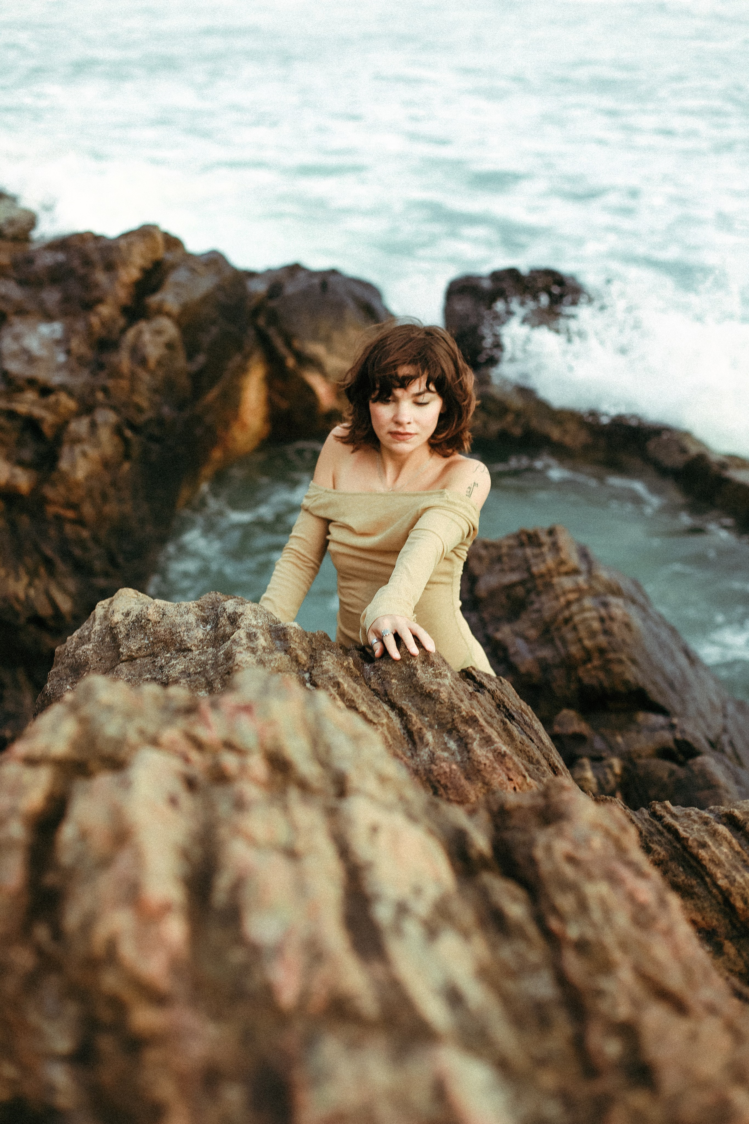 Эстетичные кадры на закате: девушка в прозрачном платье на камнях у отеля Naomi Beach | Нюд-фото. Фотограф на Шри-Ланке