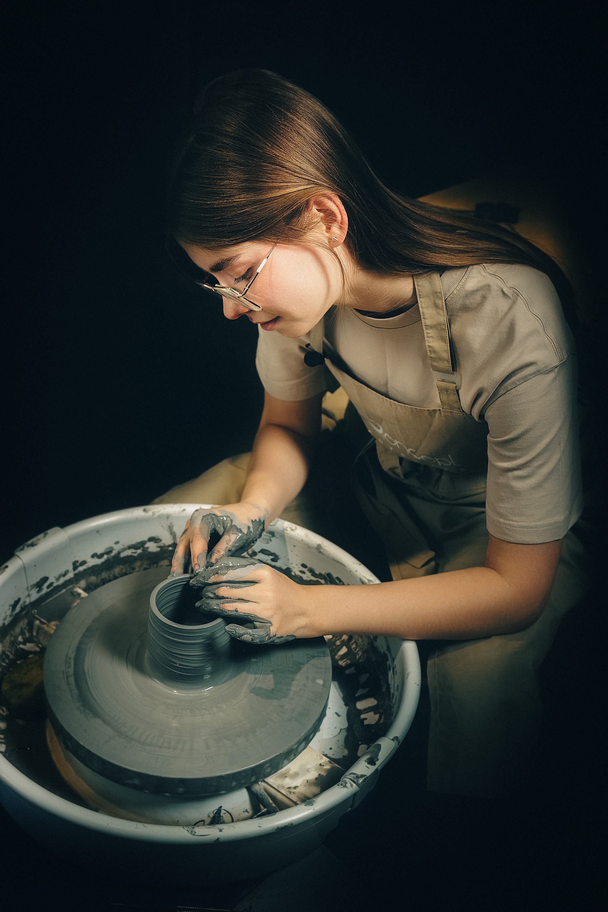 гончарный круг и керамист молодая красивая девушка за работой фотосъемка в уфе