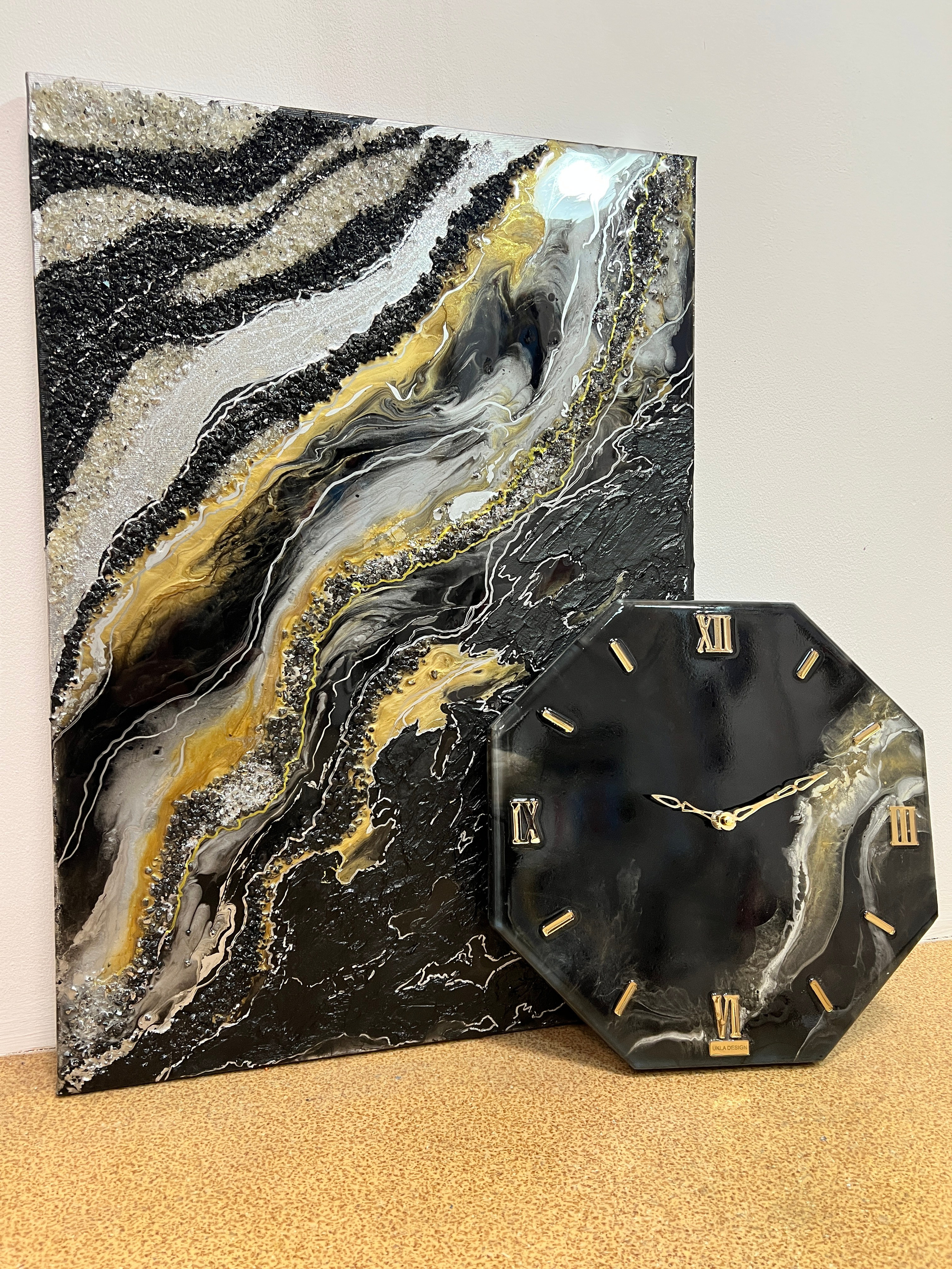 Часы из эпоксидный смолы. Художник Якимова Юлия картины в интерьер и предметы декора