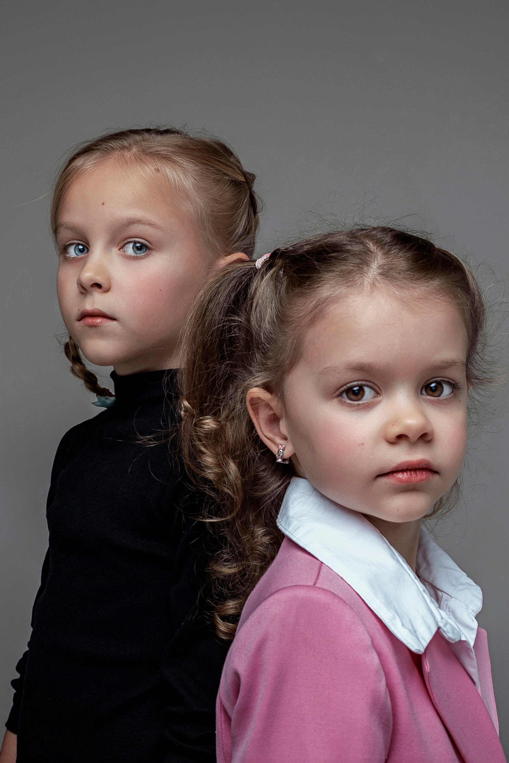 Детская фотосессия сестёр в Сочи. Детский студийный фотограф Сочи