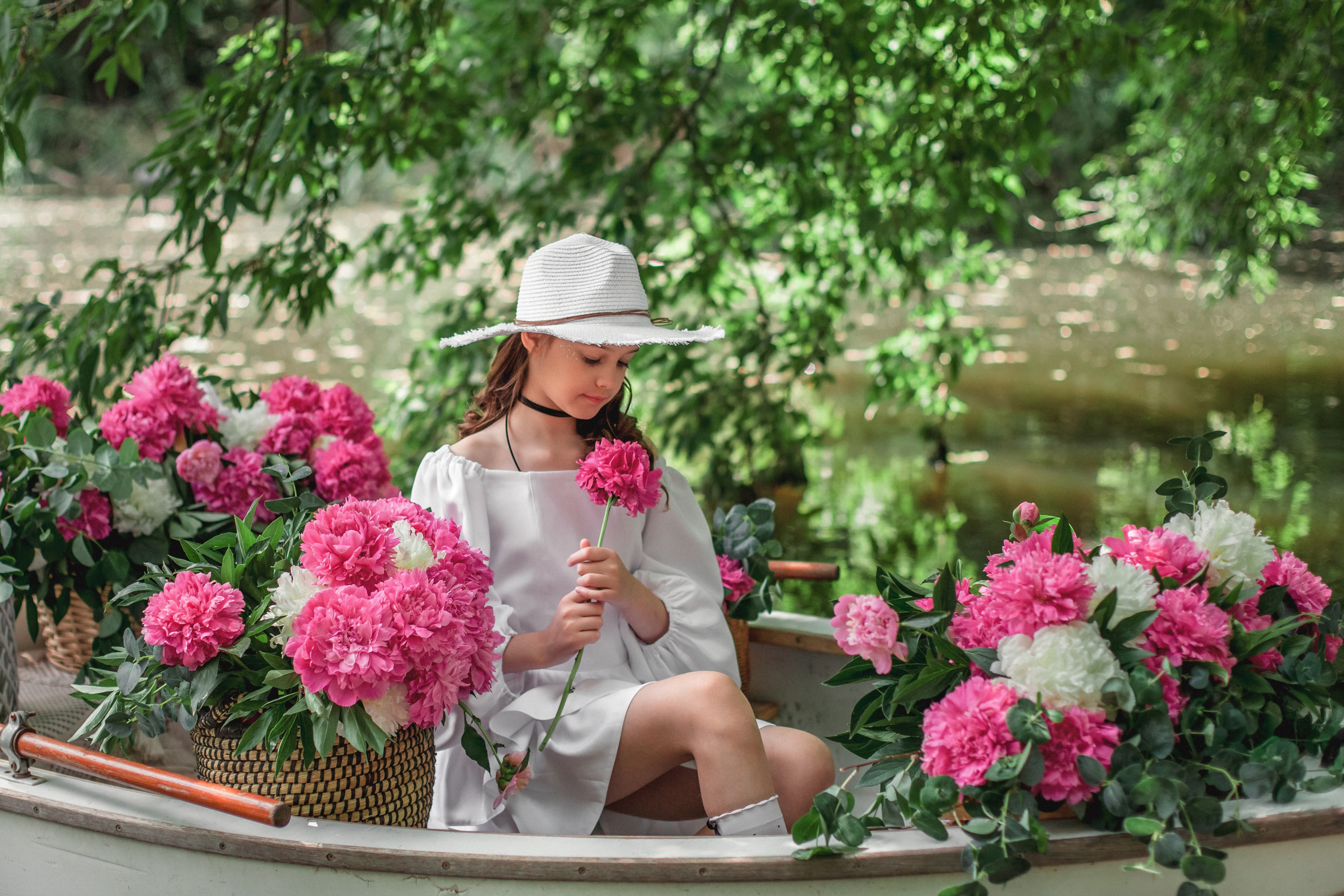 Екатерина и Вика в лодке с пионами. Фотограф в Волгограде Норченко Светлана