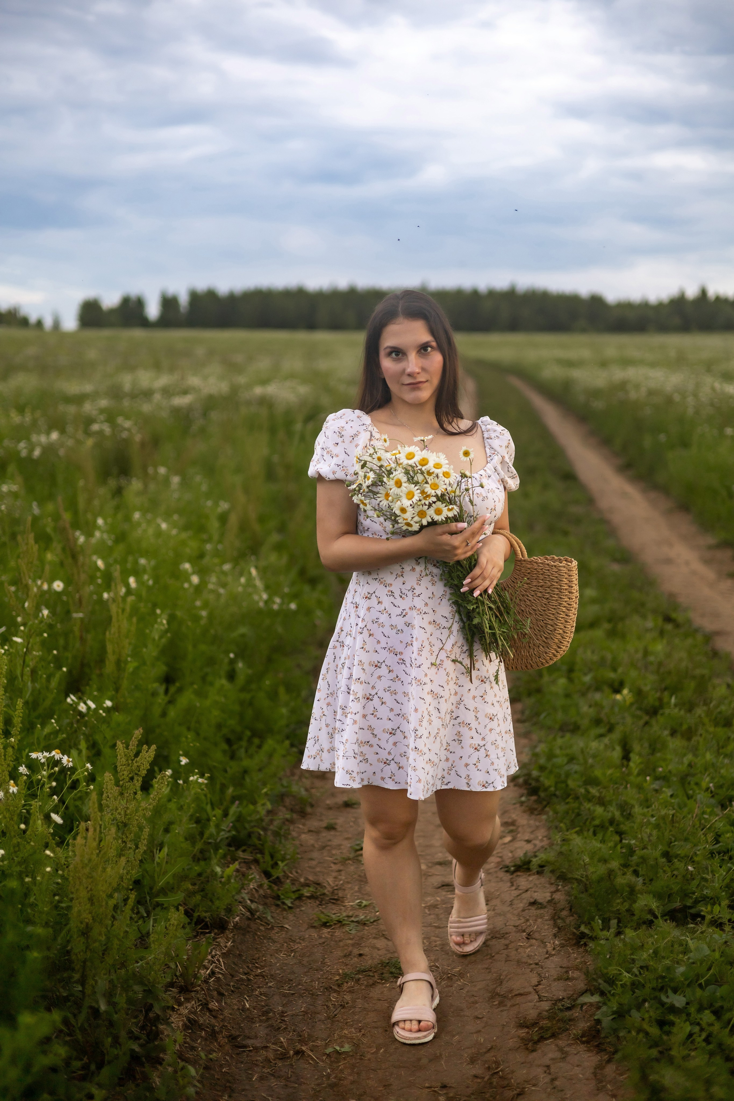 Вероника в поле ромашек. Фотограф в Серпухове Наталья Руденко