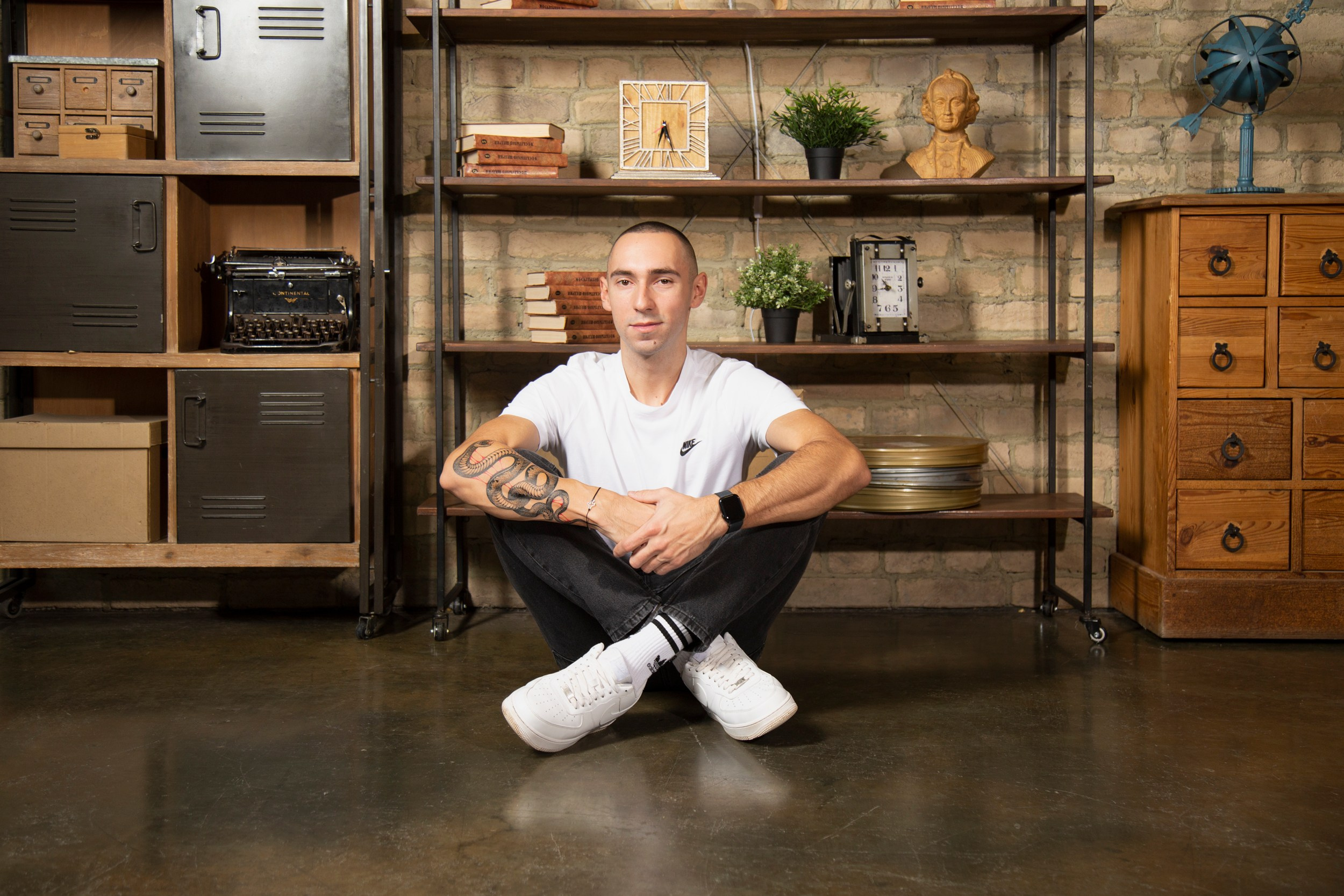 Мужская фотосессия в Москве в студии в зале Атлант. Фотосессия в студии в Москве от профессионального фотографа услуги по доступным ценам