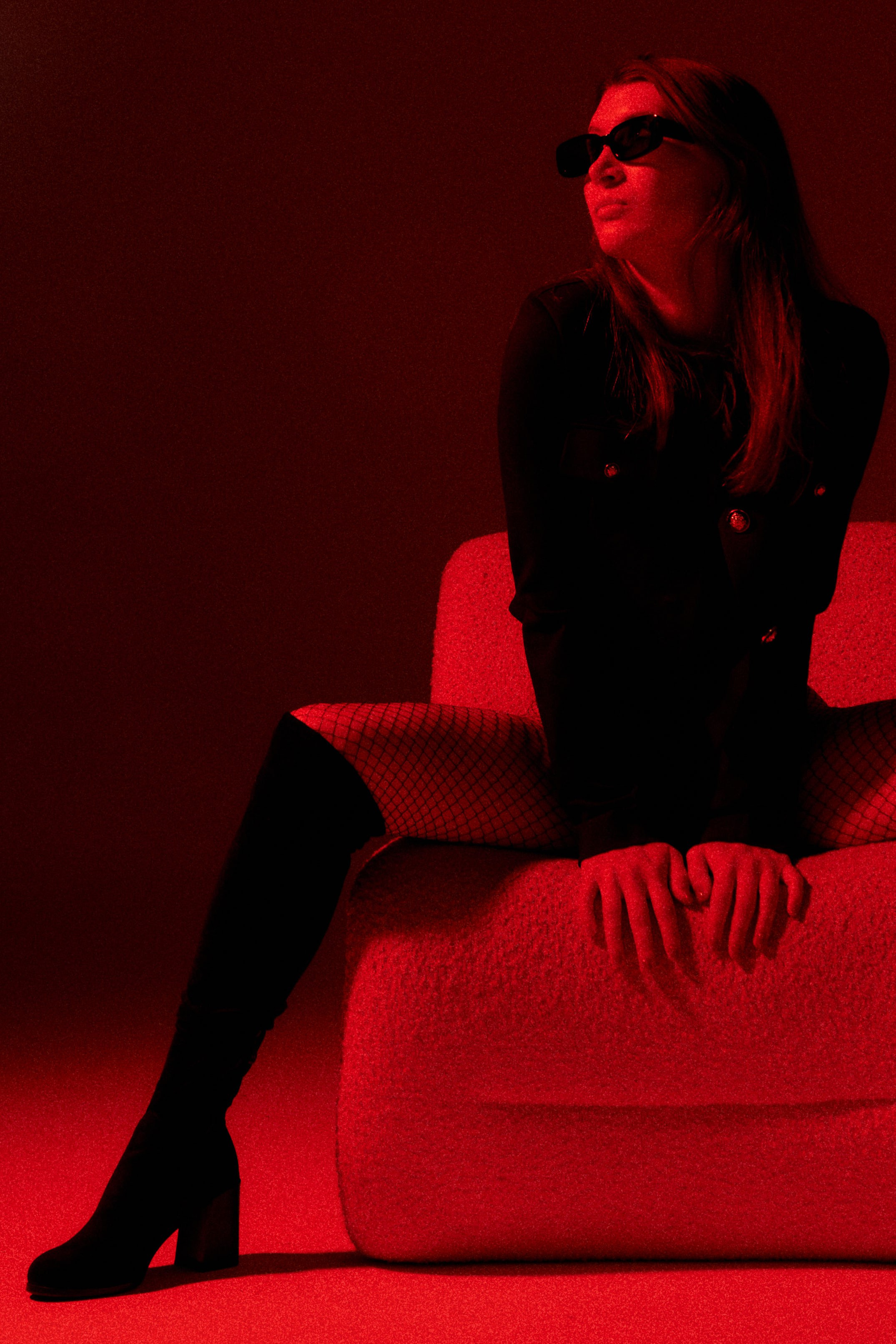Портретный фотограф в Москве Калагина Светлана. Дерзкая фотосессия в студии с красным светом.