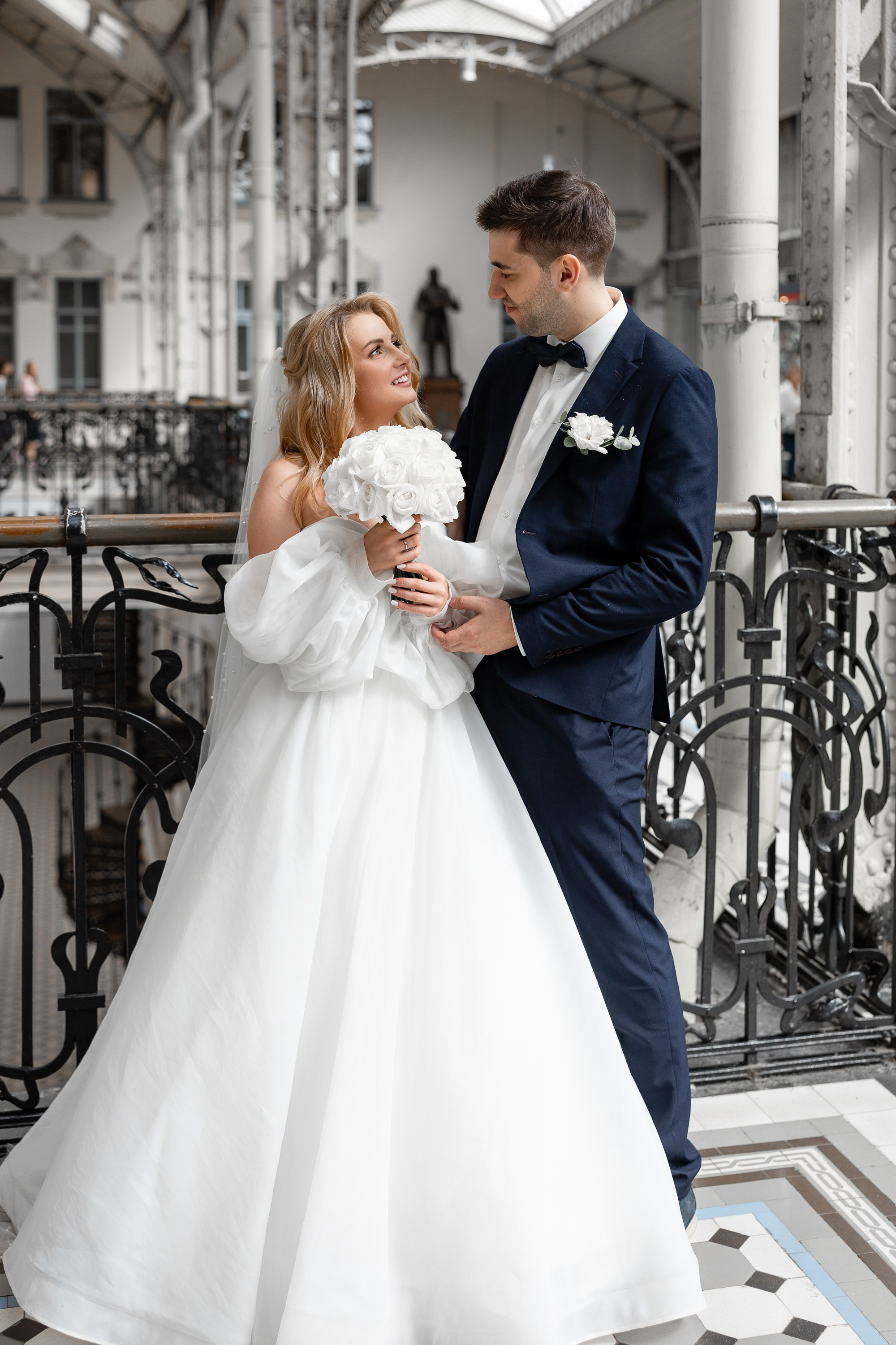 Жених и невеста смотрят друг на друга на Витебском вокзале