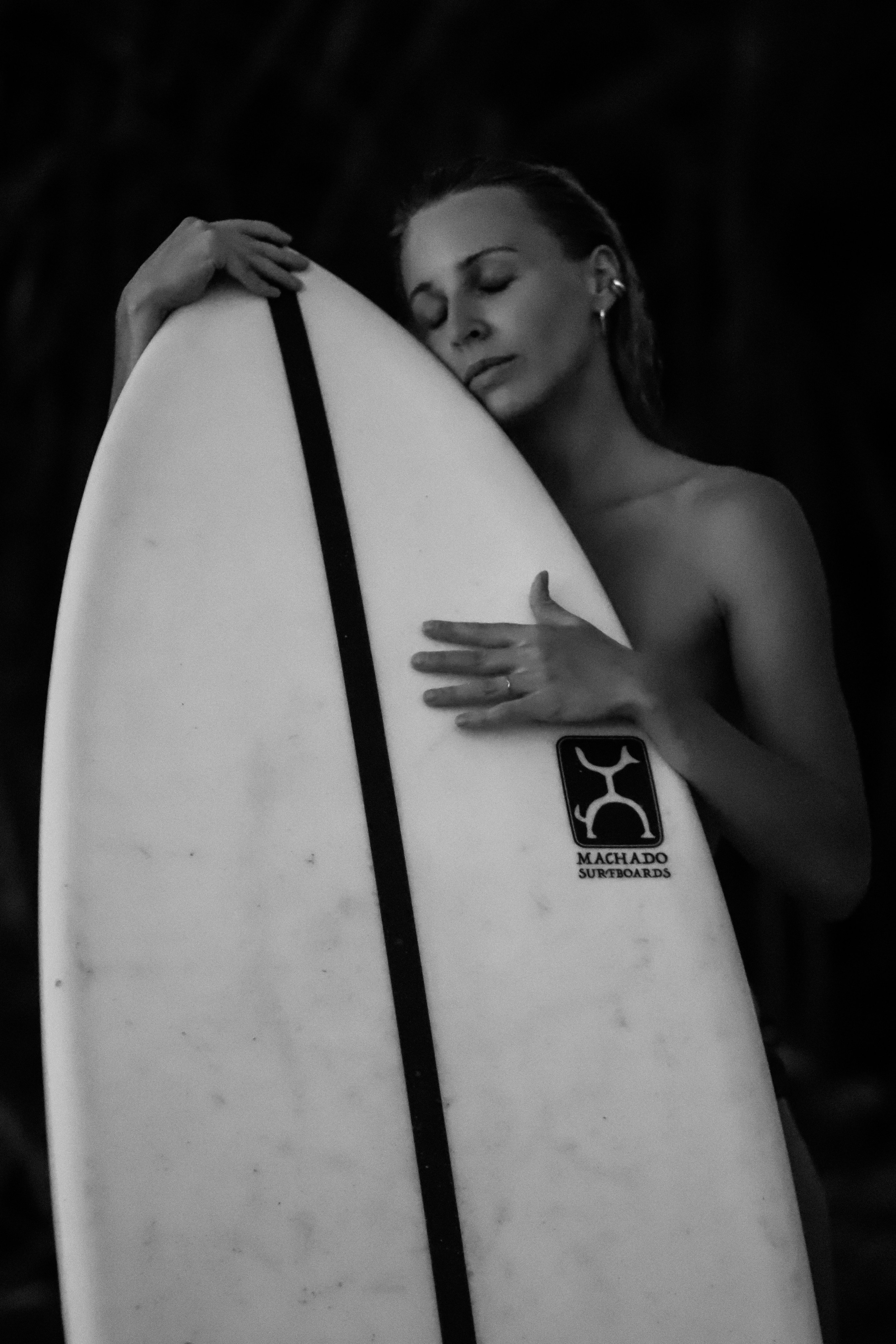 Фотосессия на Шри-Ланке: девушка в зеленом купальнике у бассейна виллы и с серфом на South Beach. Фотограф на Шри-Ланке