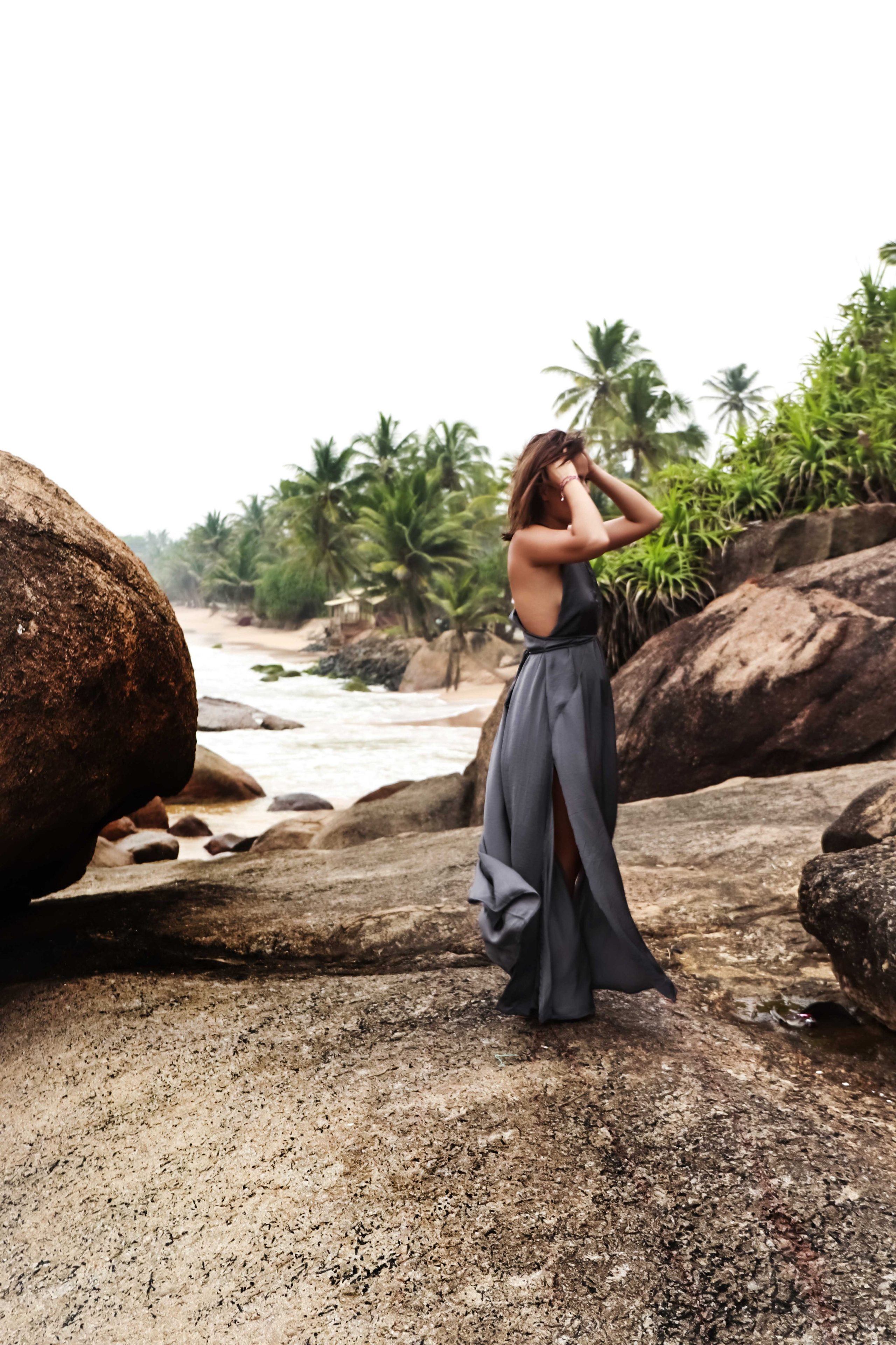 Авторская съемка среди вулканических камней Хиккадувы: воздушные туники бренда Nakota Tuwa в движении, контраст нежных тканей и дикой природ. Фотограф на Шри-Ланке