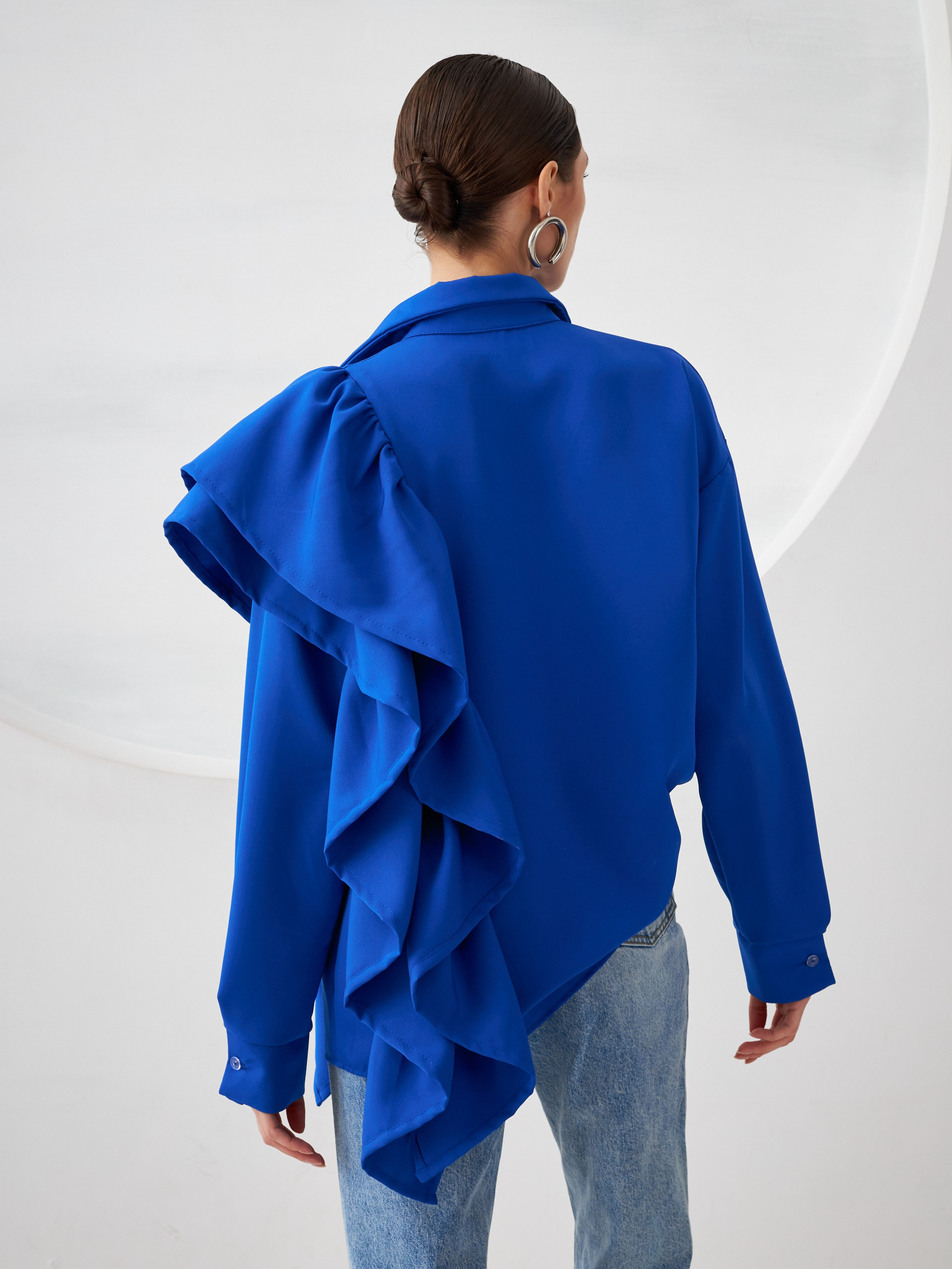 Фотосъемка рубашек с воланами Екатеринбург Wildberries ВБ Ozon Озон фотосессия одежды Екб заказать цена фотосъемка товара WB блузки Екб. Фотограф Екатеринбург Анастасия Жерновская | Маркетплейсы и нейрофото