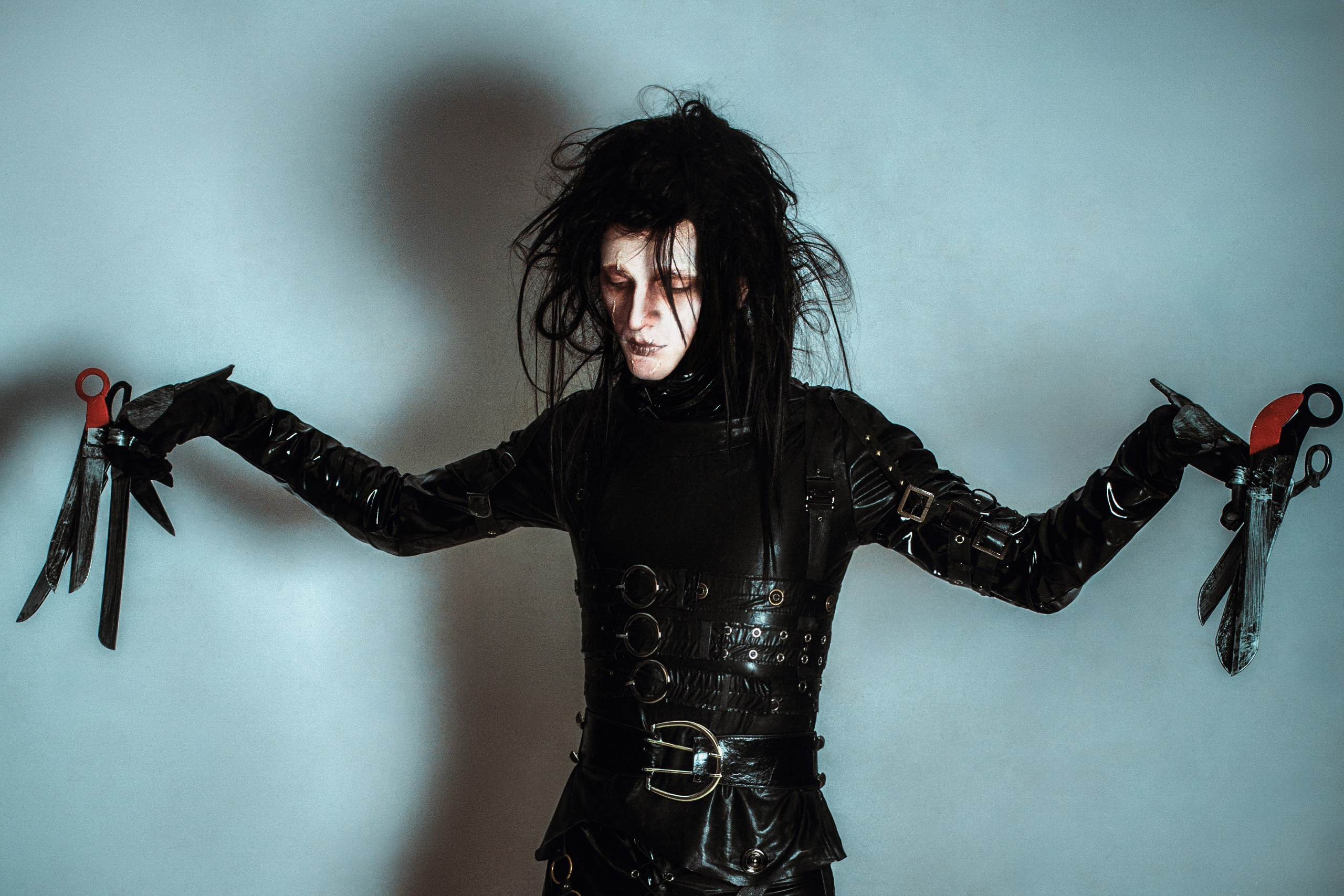 Мрачная косплей фотосессия с Эдвардом Руки-ножницы (Edward Scissorhands), обработанная в ретро стиле