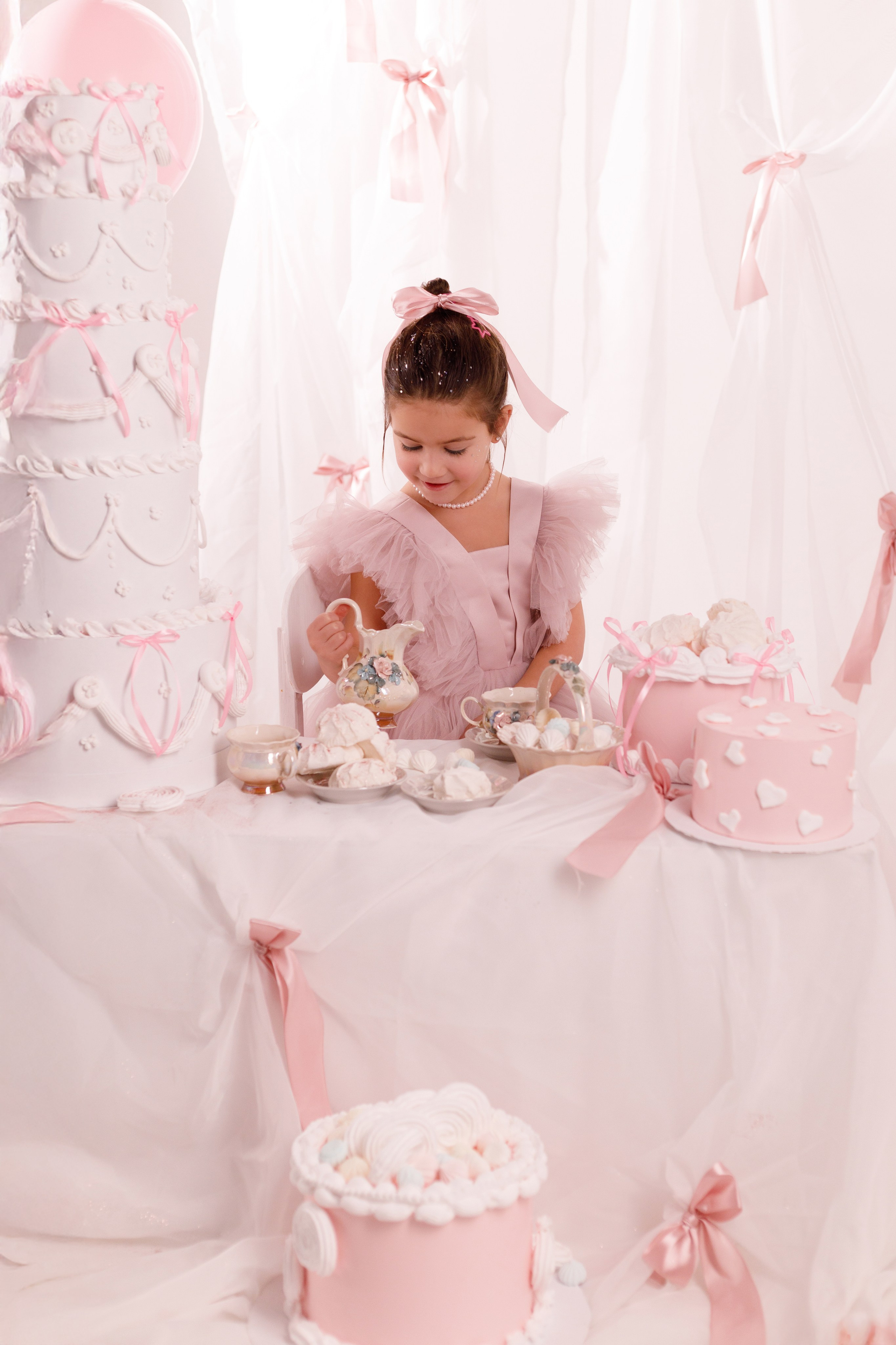 Фотосессия на День Рождения для девочек — сладкий праздник в сказочных декорациях. Детский студийный фотограф Сочи