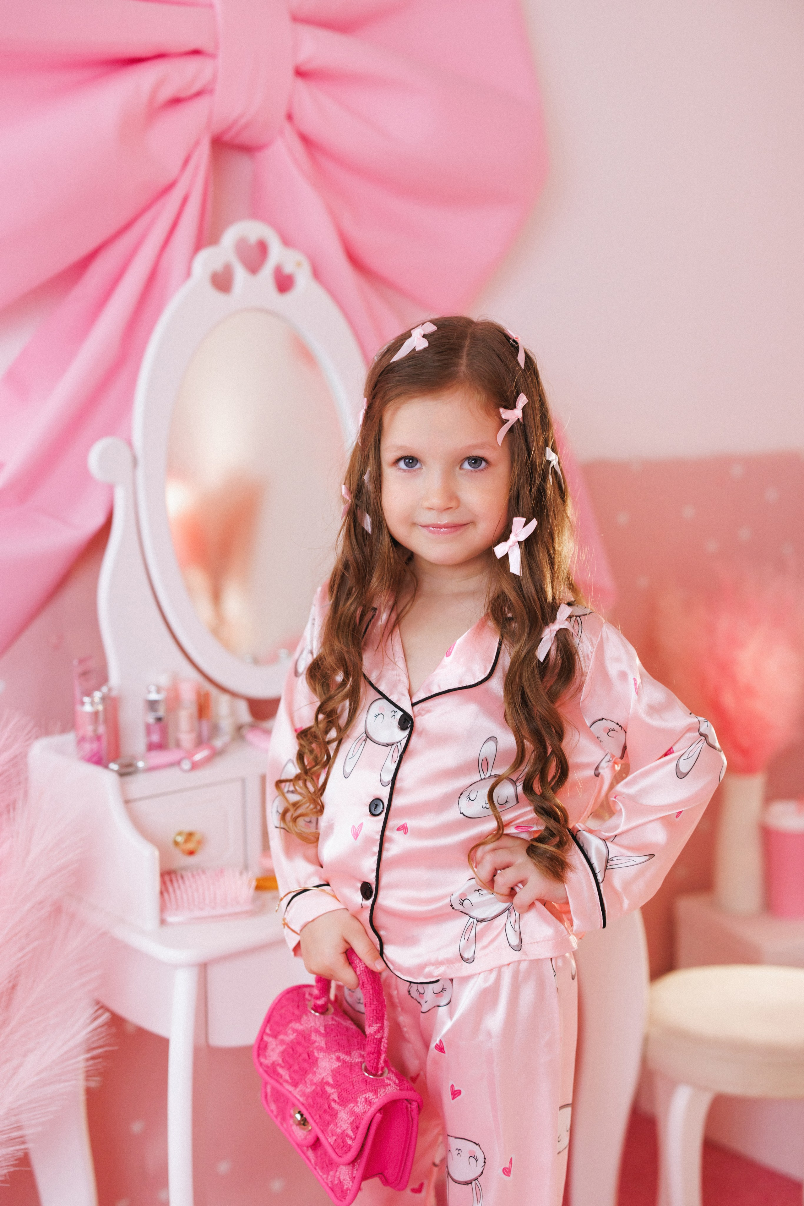 Фотосессия для девочек в интерьере розовой комнаты. Семейный и детский фотограф в Краснодаре Анна Трашкова