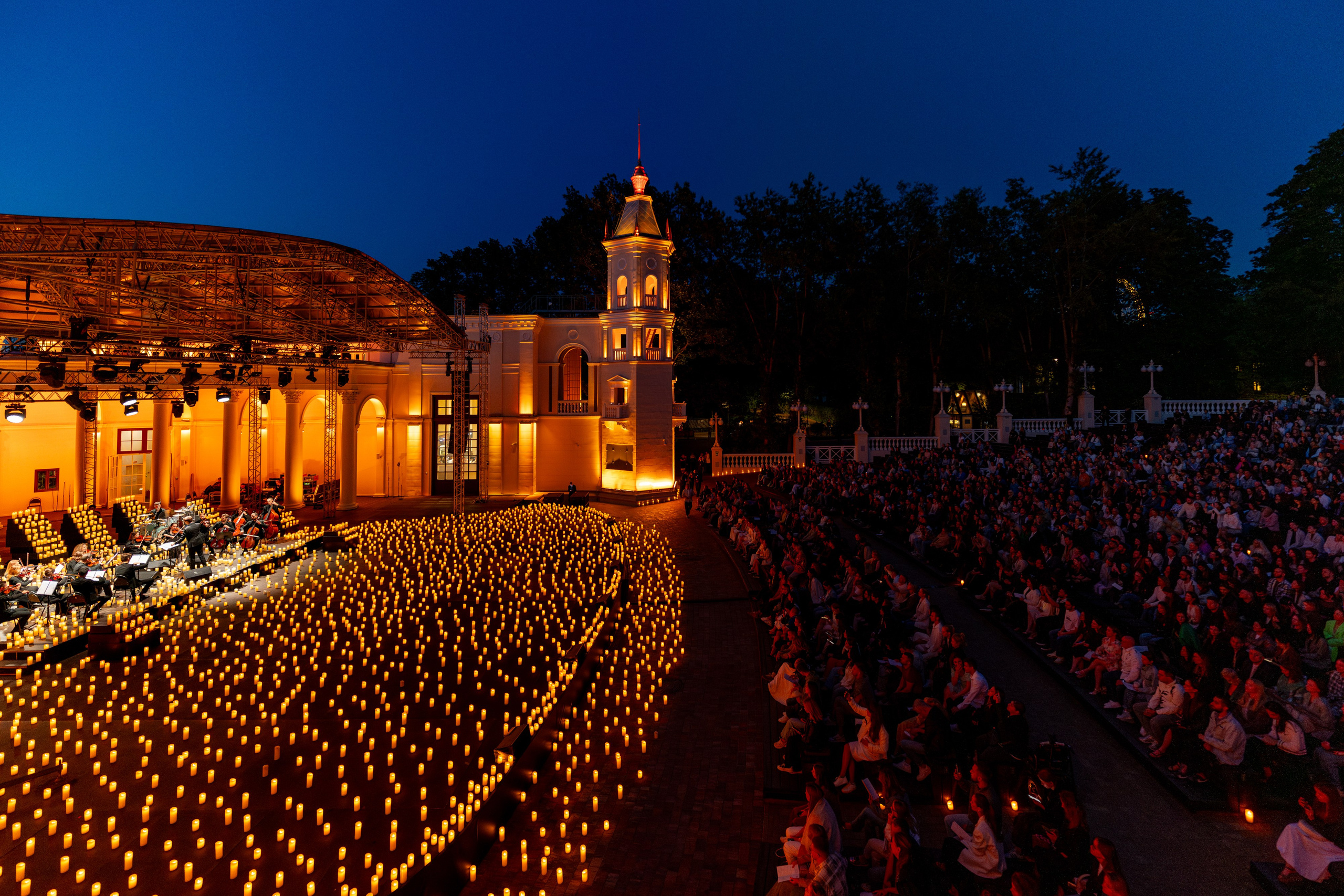 Симфонический оркестр Lumisfera при свечах. Фотограф Никита Комаров