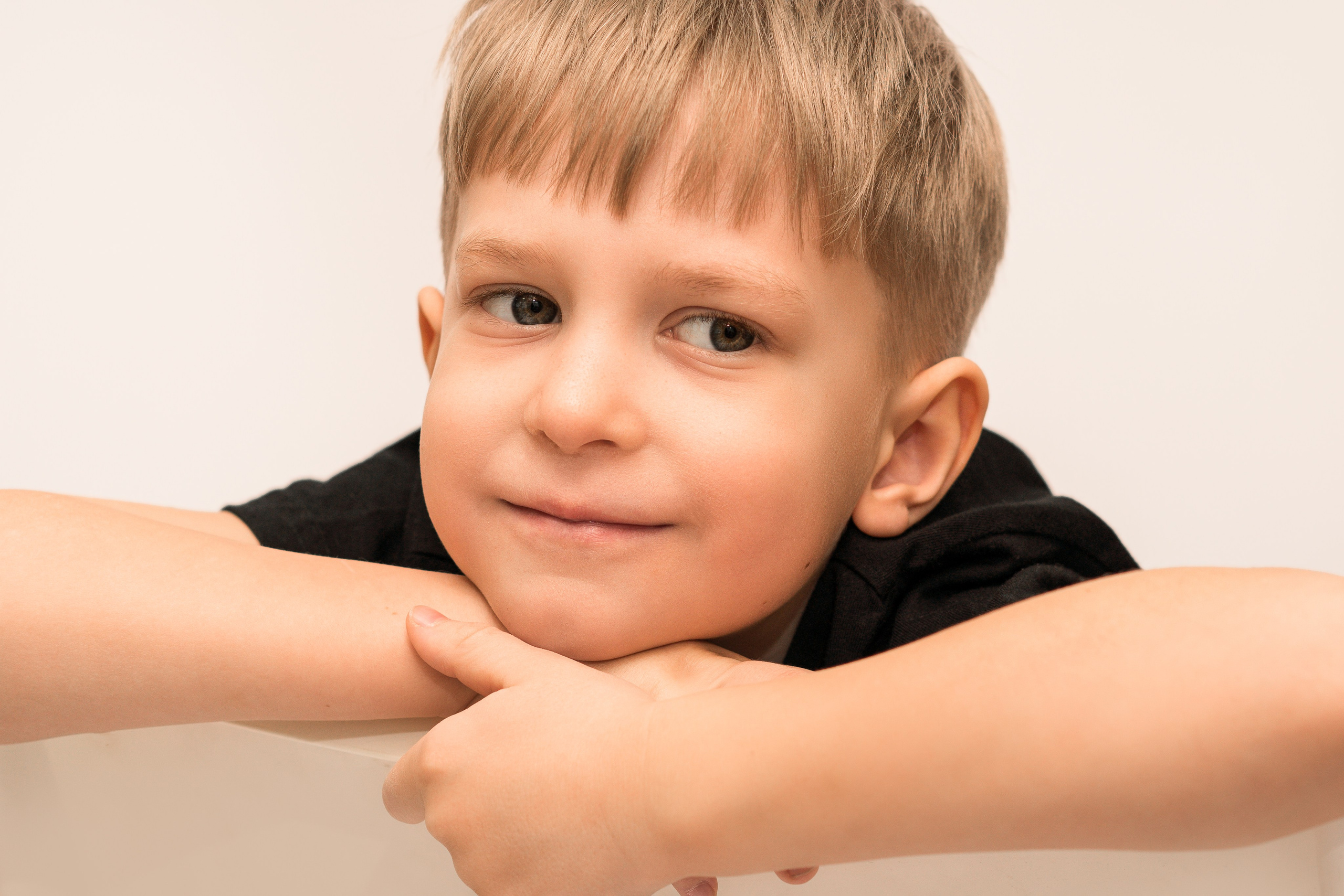 Детский сад, портреты белый фон. Фотограф Шунова Саша