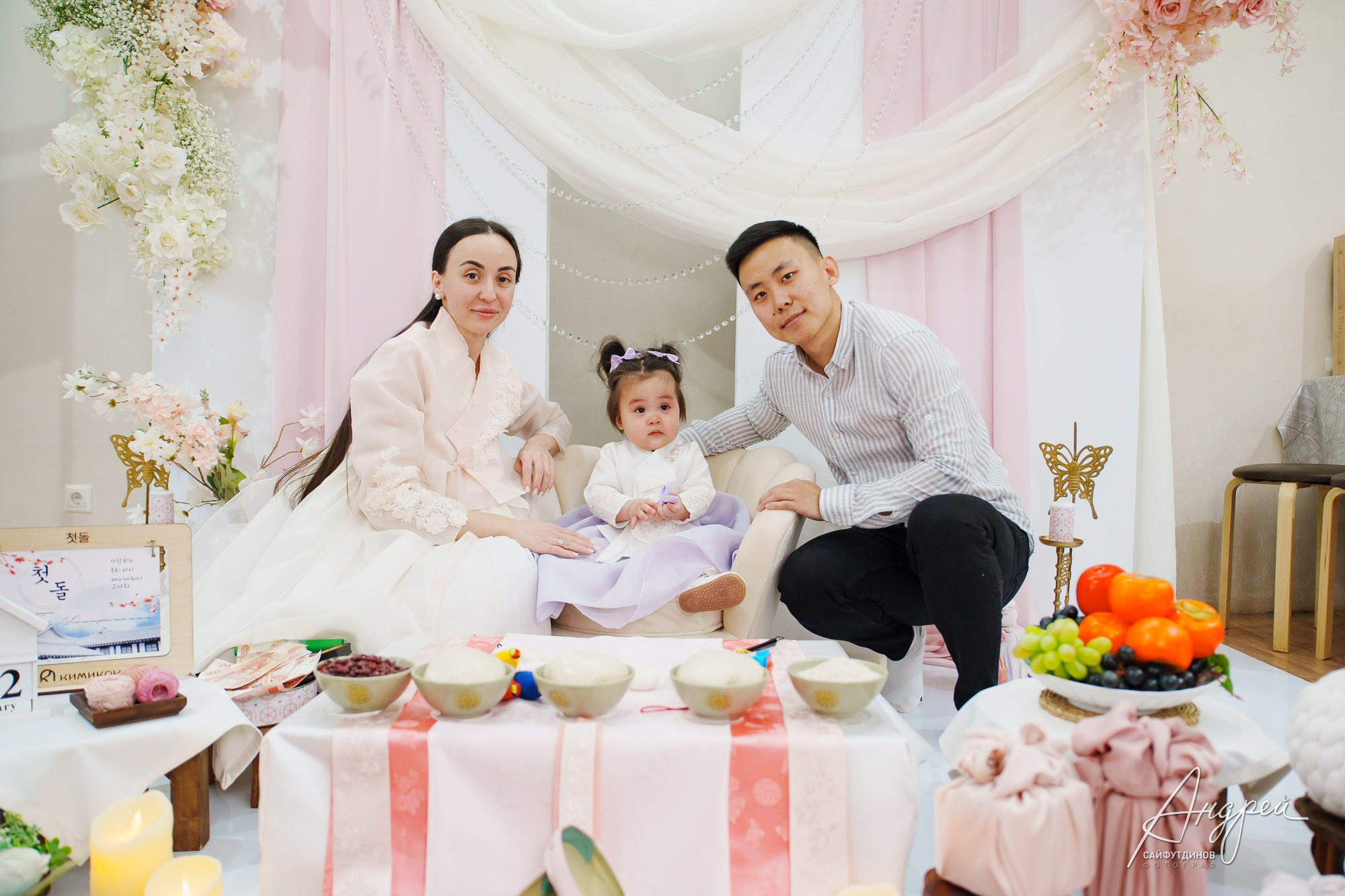 Утренний корейский столик на Асянди – это первая часть праздника, когда перед ребёнком выкладывают различные предметы, а малышка вытягивает 3 предмета, которые определяют её жизненный путь