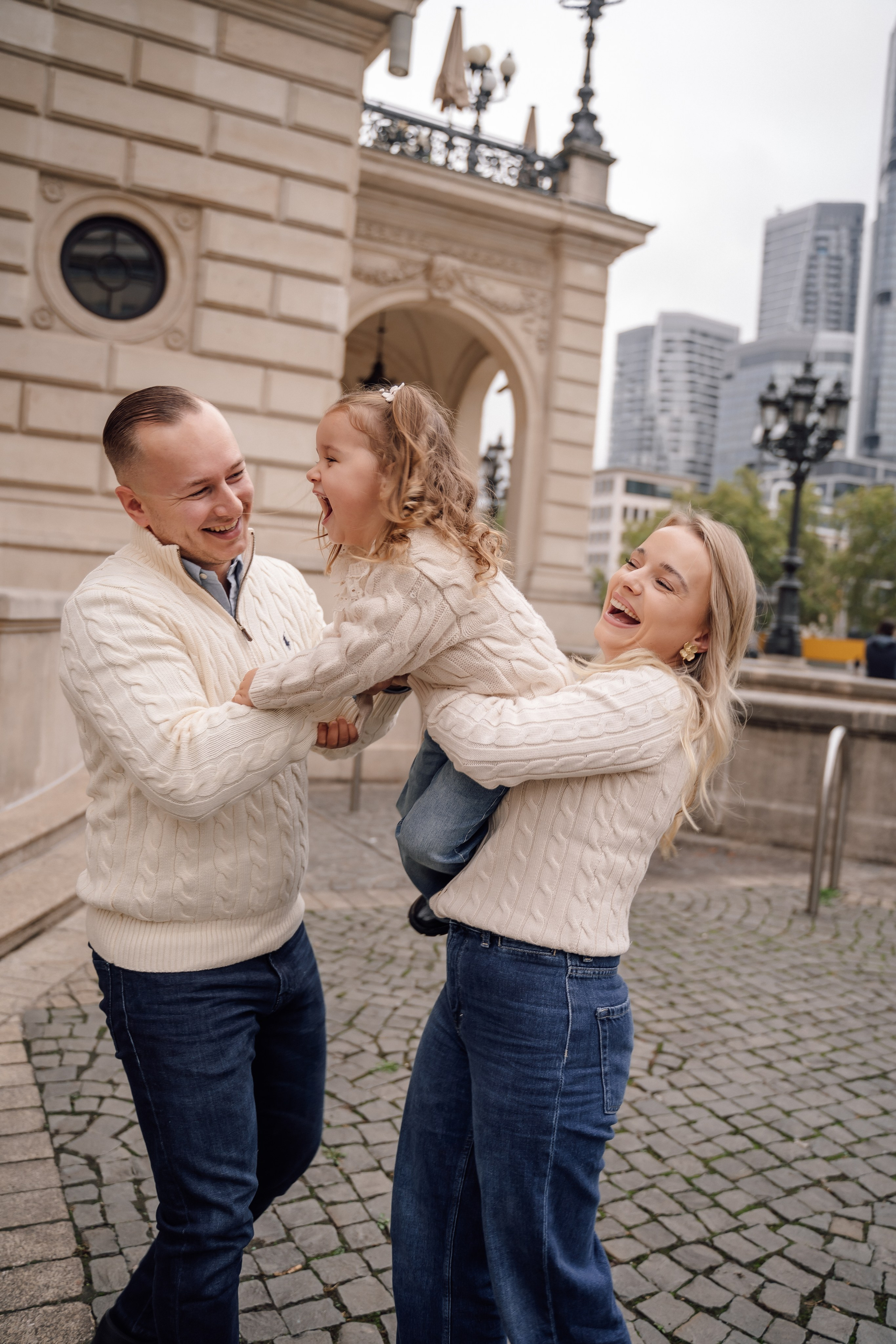 Family at Alte Oper. Анастасия Вайнер — свадебный и портретный фотограф в Германии и по всей Европе