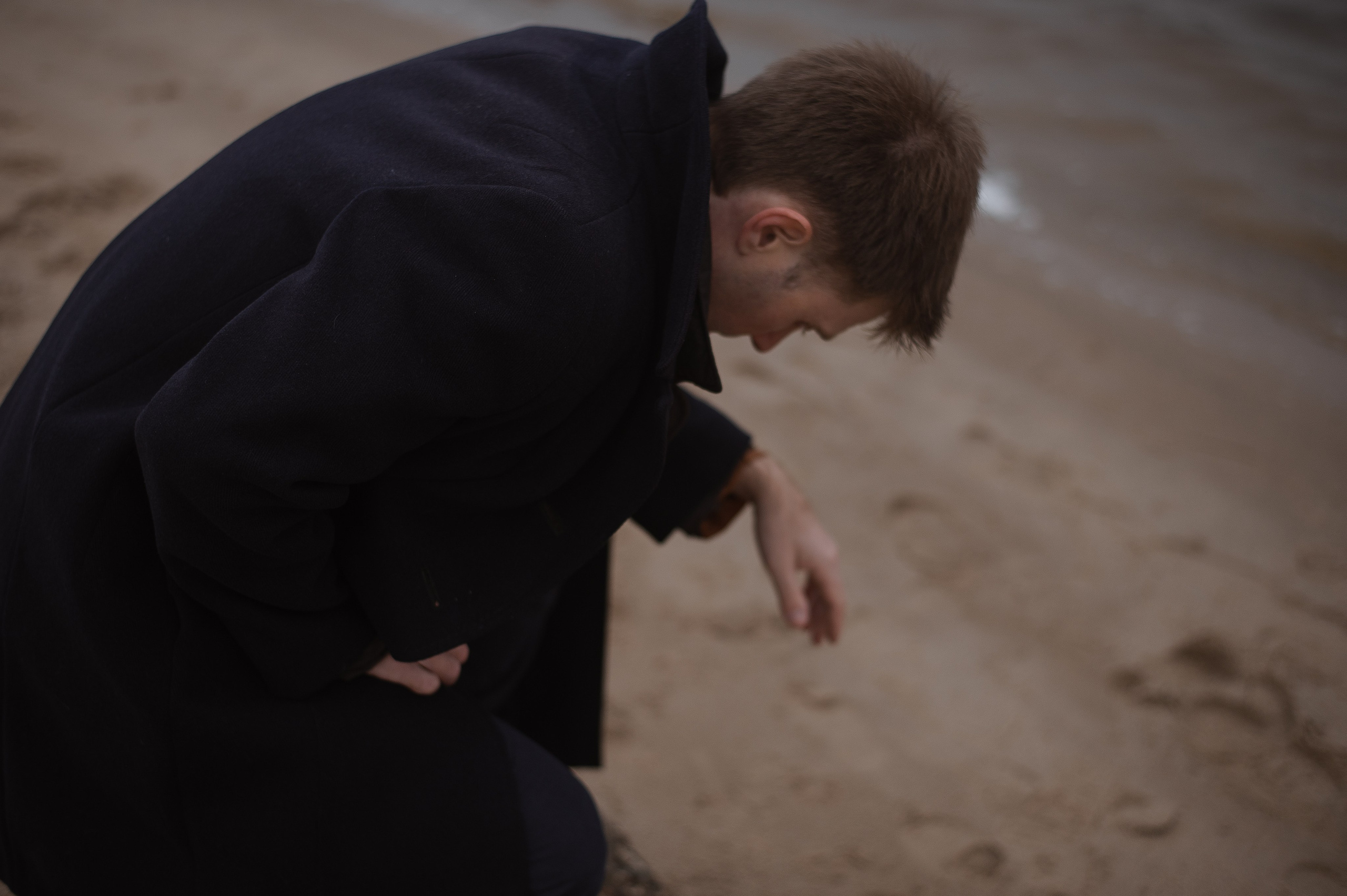 Арсений, пасмурная вода в осени. Свадебный фотограф в Ярославле Денис Медоваров