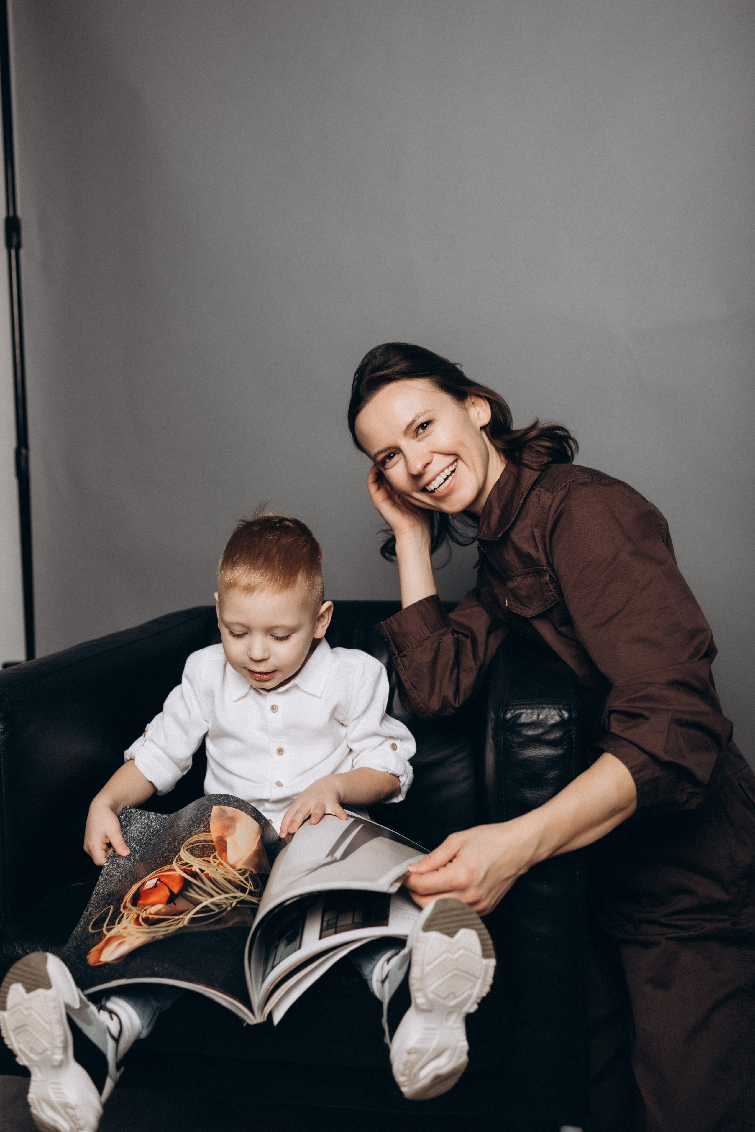 Фотосессия, а студии мамы и сына. Фотограф Артем Бросов в Санкт-Петербурге и Дубае