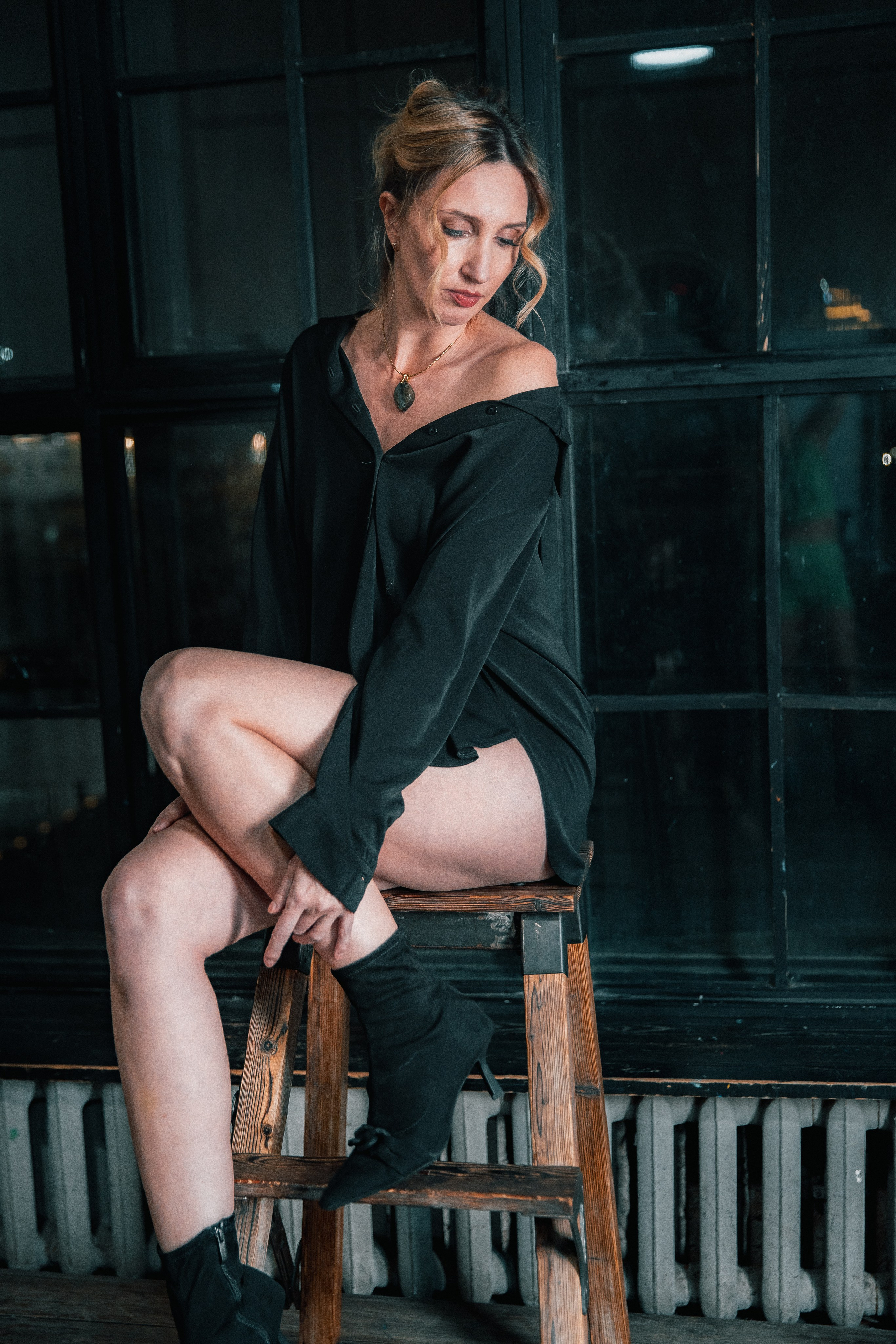 Красивая девушка позирует в студии