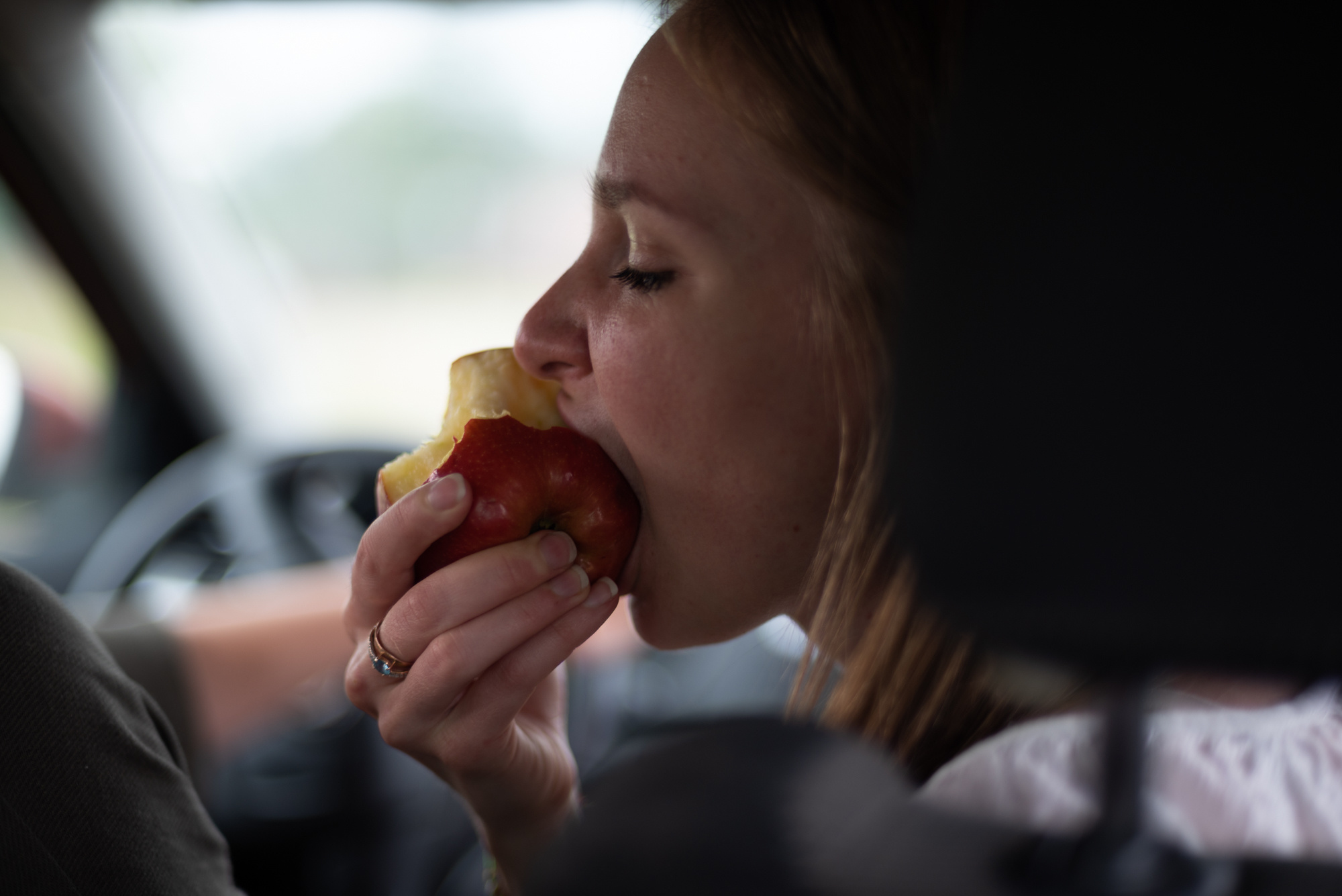 Любовь в полях. Портретный фотограф Белград Матвей Кармаков