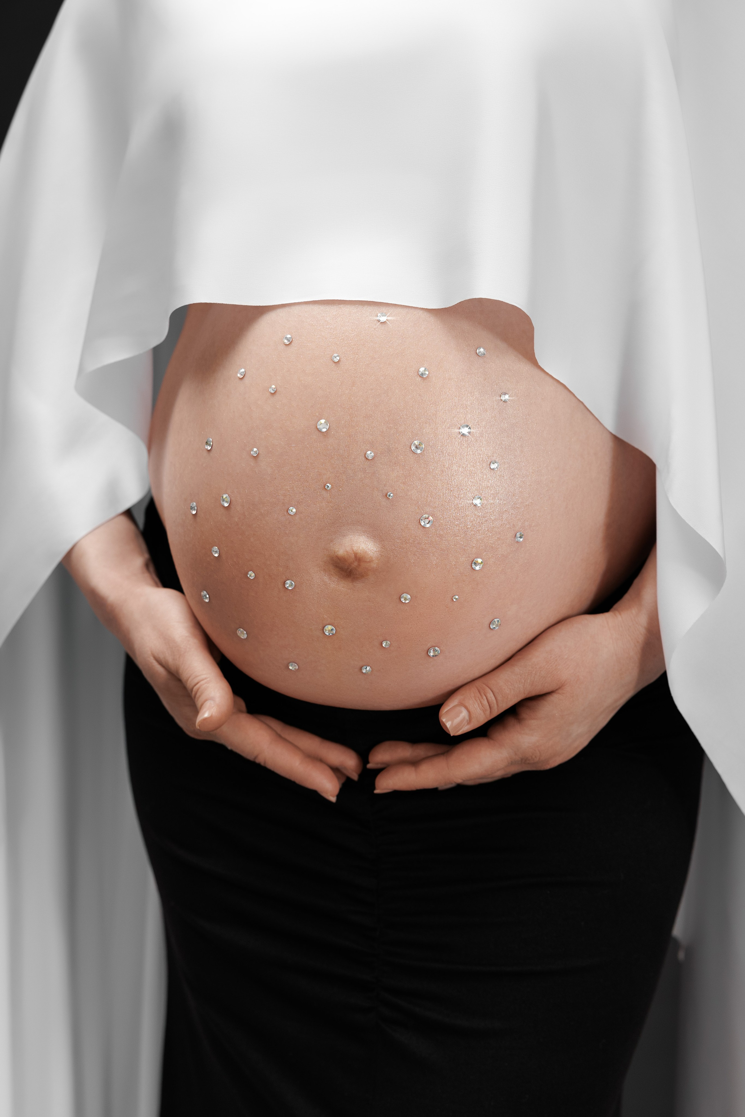 Беременный живот со стразами
