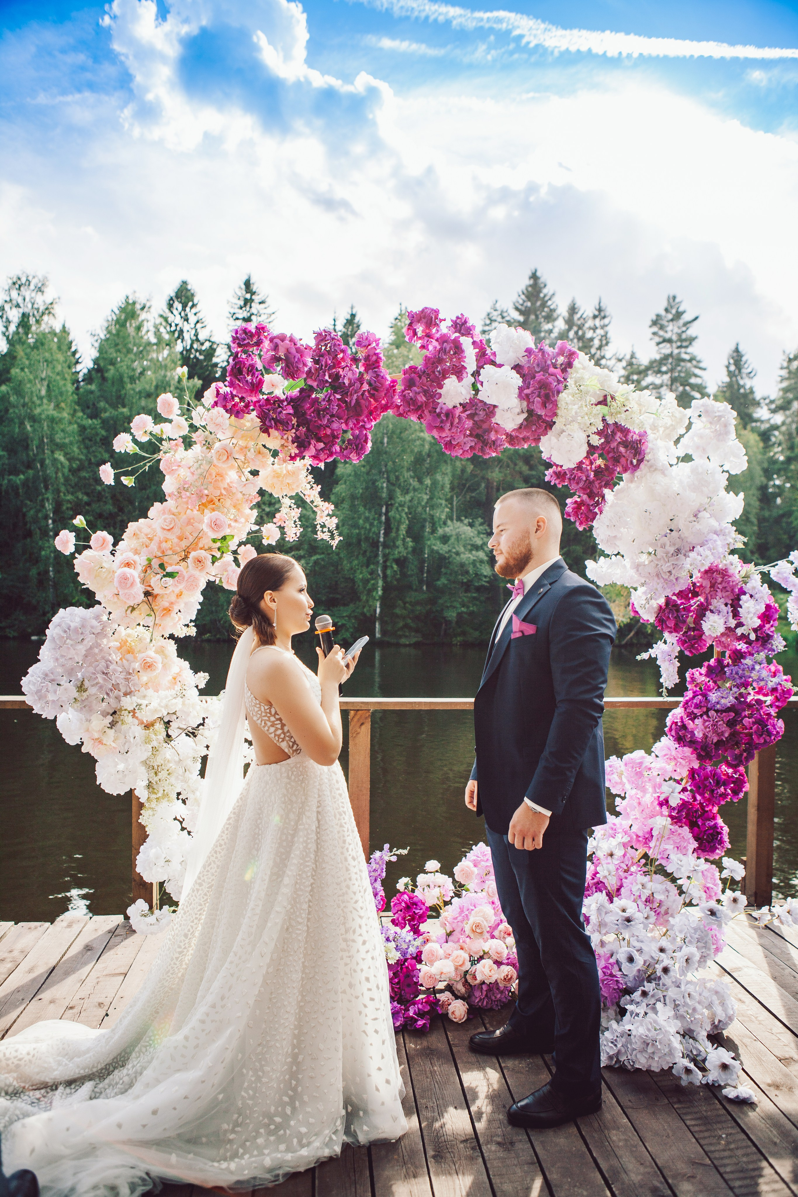 клятвы жениха и невесты на выездной регистрации брака в окружении близких