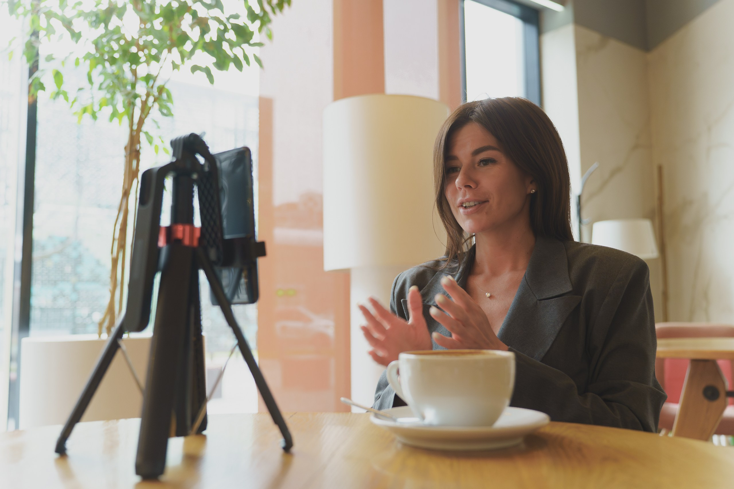 Портреты в кафе — стильные бизнес-портреты для блогера | Профессиональный портретный фотограф Екатеринбург