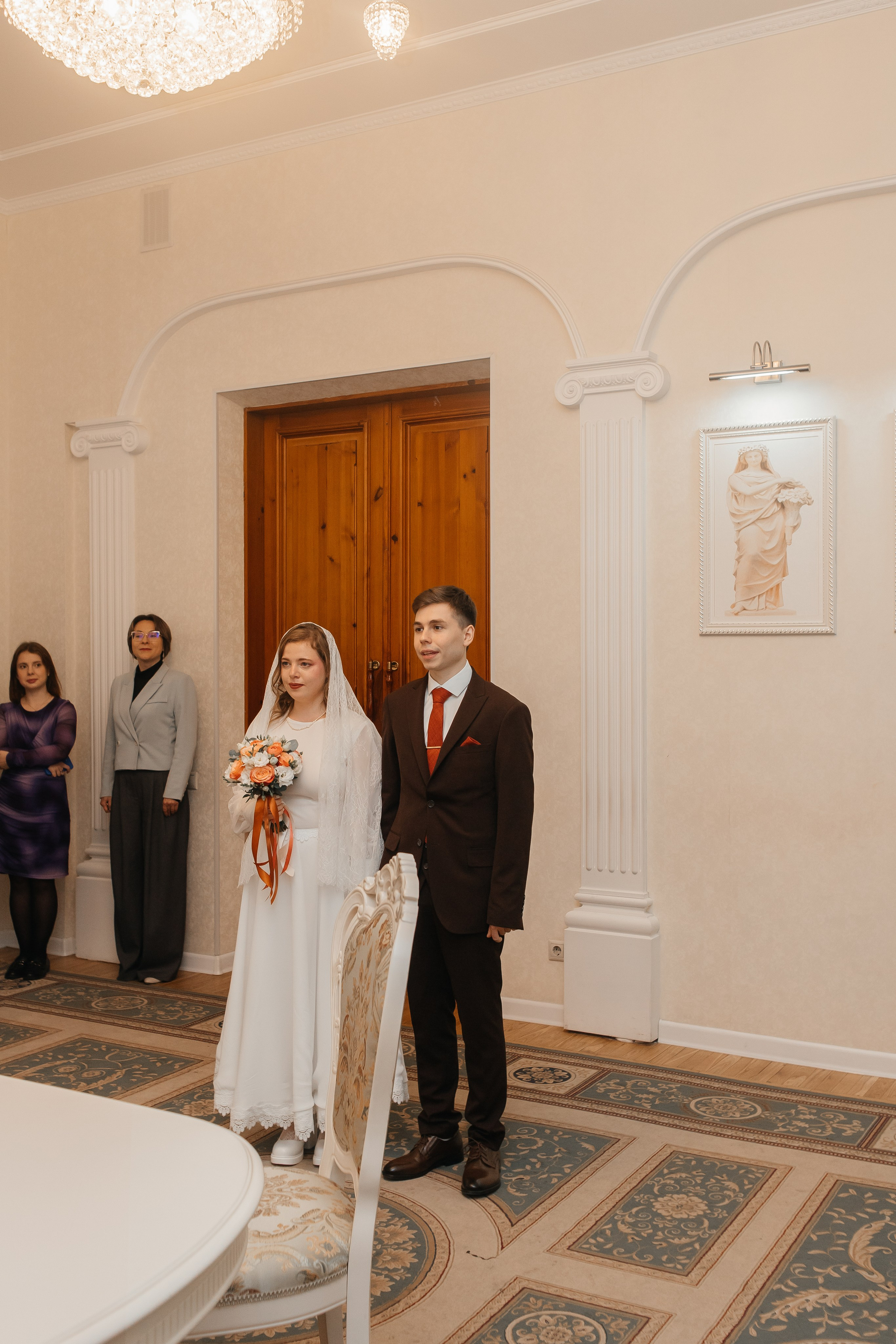 Зеркальный зал в Нижегородском ЗАГСе, по адресу: Нижний Новгород, Малая покровская, 9. Камерная фотосессия