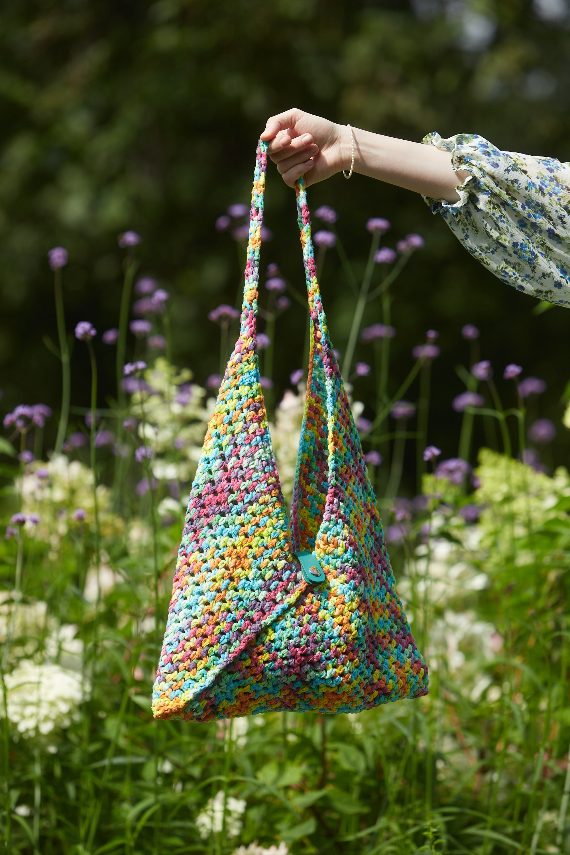 Бежевый рюкзак с белым клапаном — предметная съёмка аксессуаров.