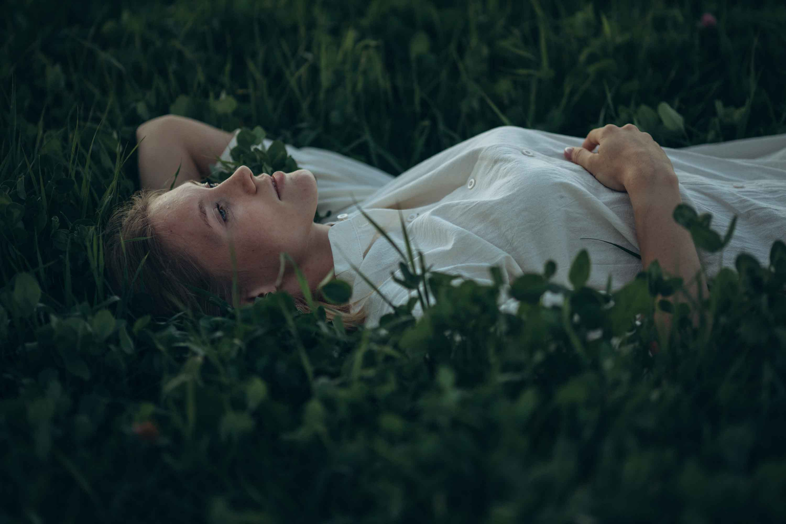 Портрет в поле. Наталия Клевинскас портретный фотограф в Костроме