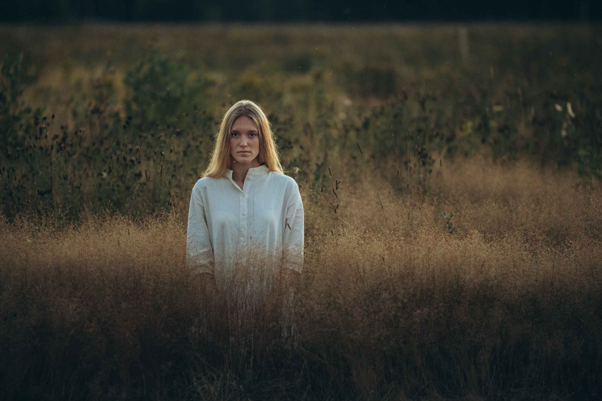 Портрет в поле. Наталия Клевинскас портретный фотограф в Костроме