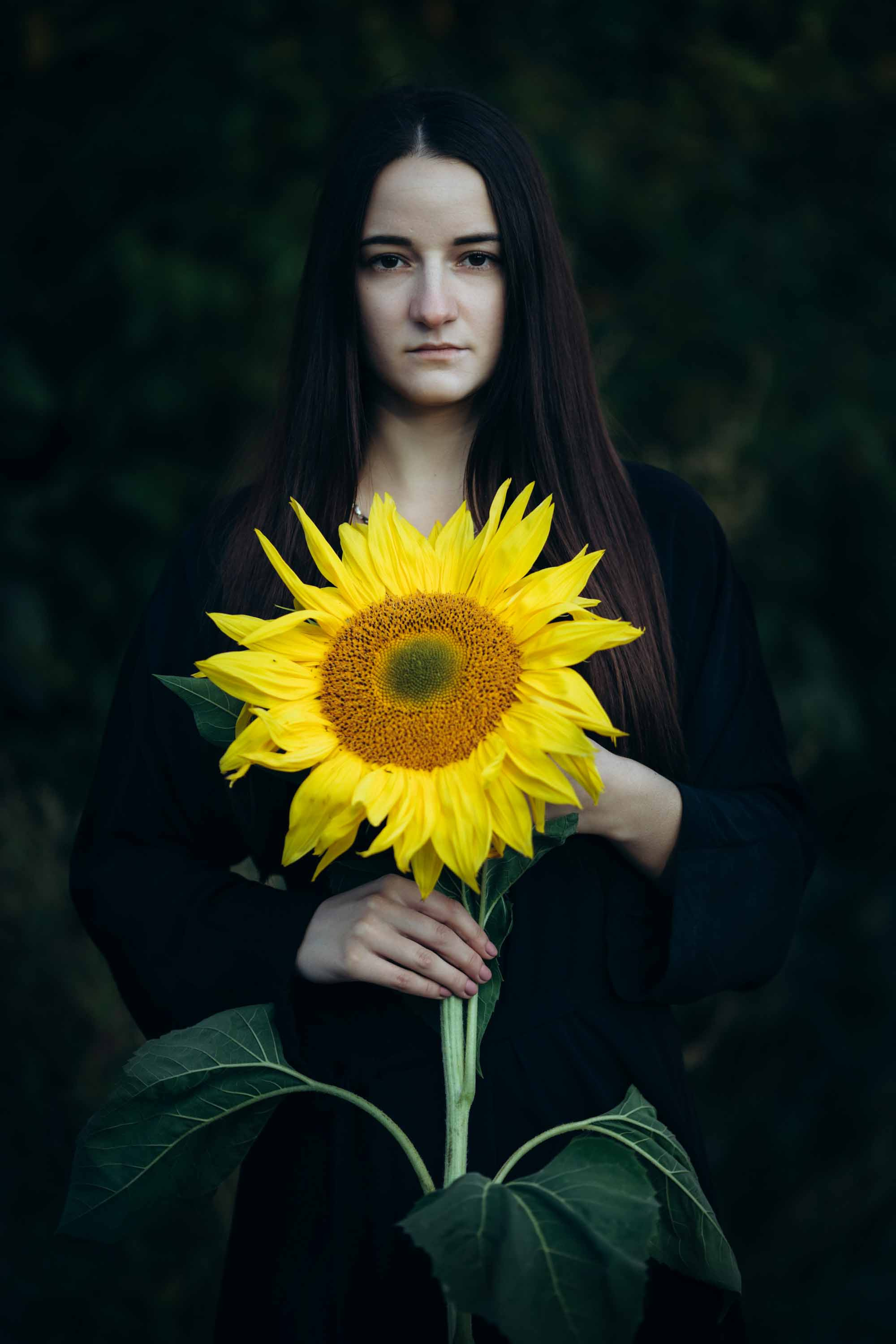 Девушка с подсолнухом. Наталия Клевинскас портретный фотограф в Костроме