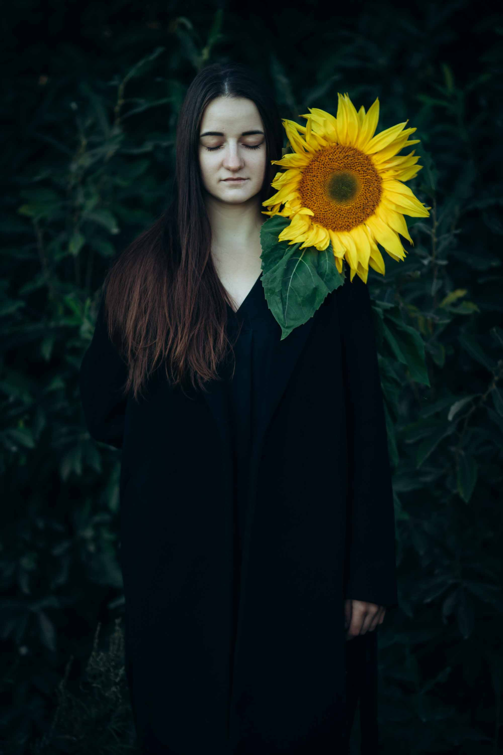 Девушка с подсолнухом. Наталия Клевинскас портретный фотограф в Костроме