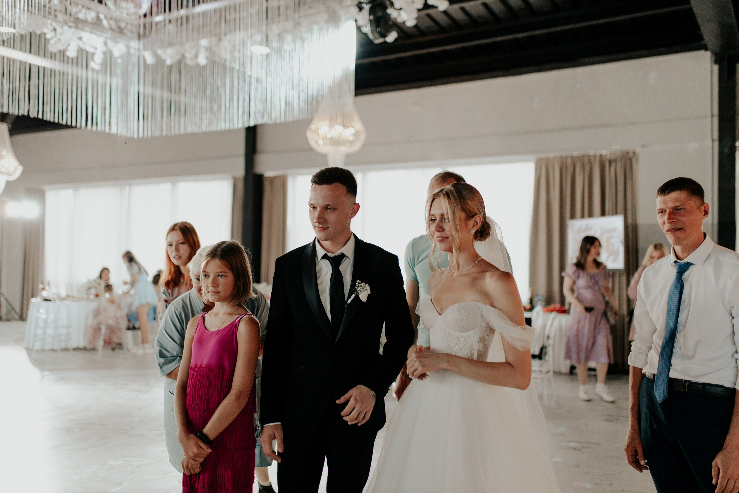 Жених и невеста делятся воспоминаниями вечером на банкете — душевная встреча